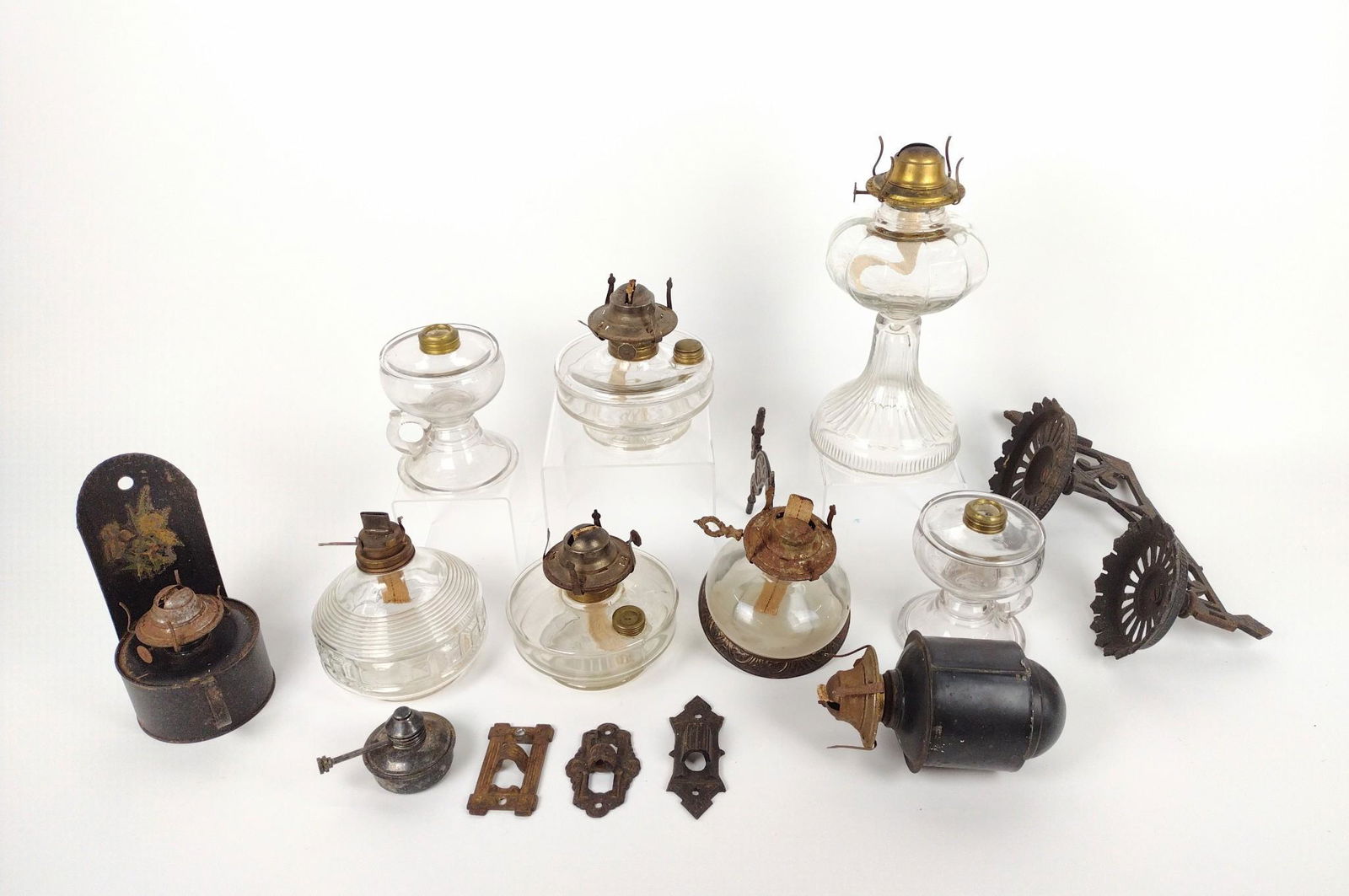 12 Oil Lamps Incl Wall Mounts (1 of 5)