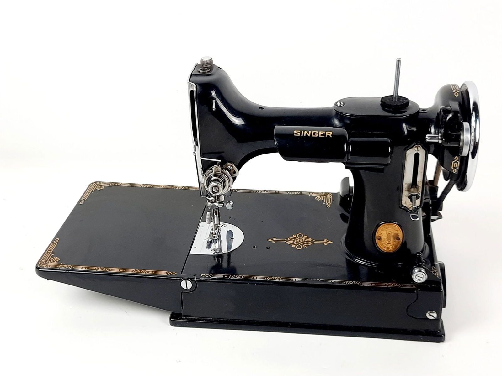 Singer Featherweight Sewing Machine with Case and Attachments: No cord. Serial number AEO62725. Case with some losses. Closure hinges are bent. LR IMPORTANT: Before bidding, please read the terms and conditions. When you registered for the auction you agreed to t