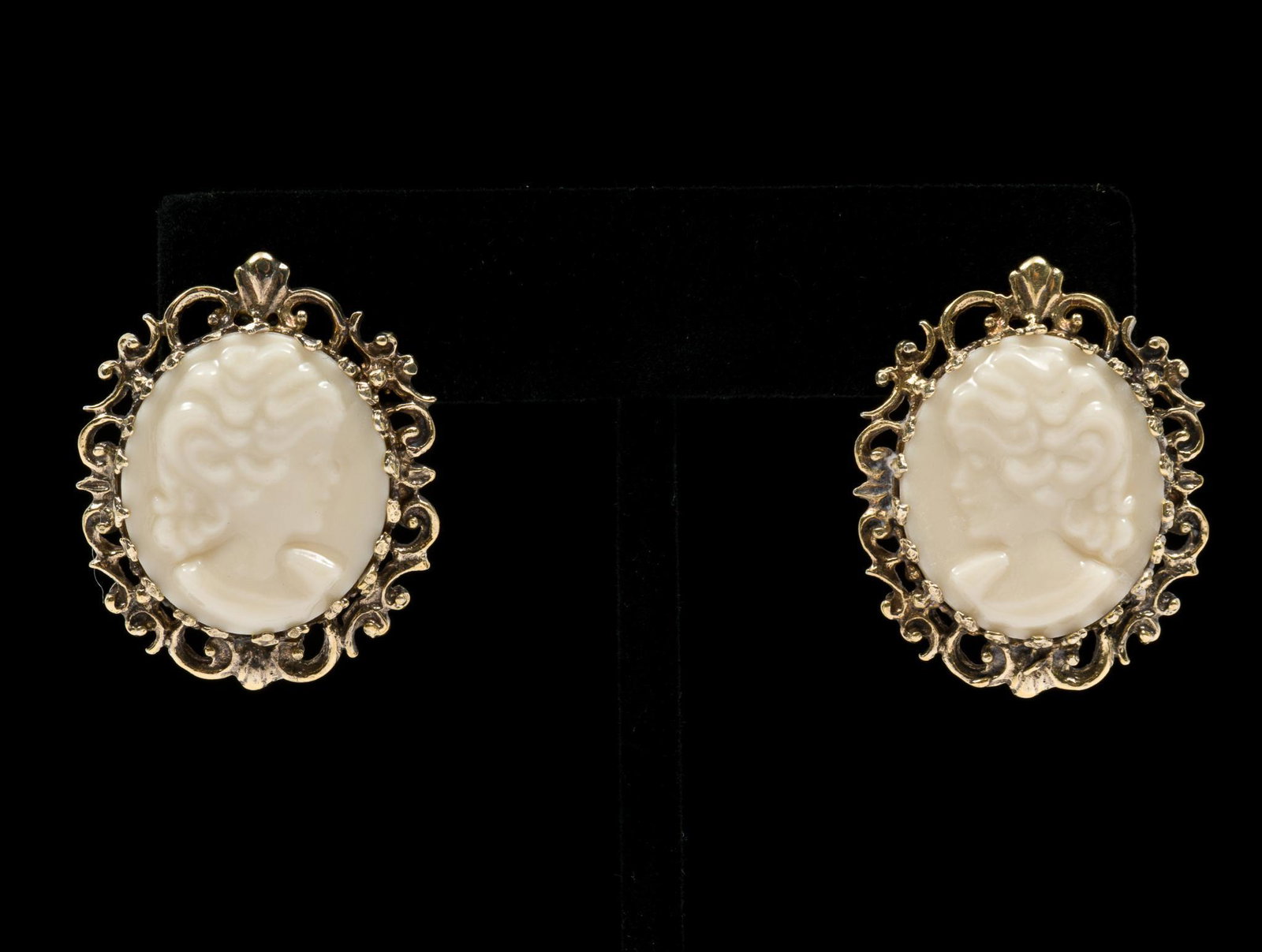 Sterling Lenox Cameo Earrings: Pierced earrings, 1" x 1.25" Includes Lennox Certificate, gift pouch, and box. LM IMPORTANT: Before bidding, please read the terms and conditions. When you registered for the auction you agreed to the