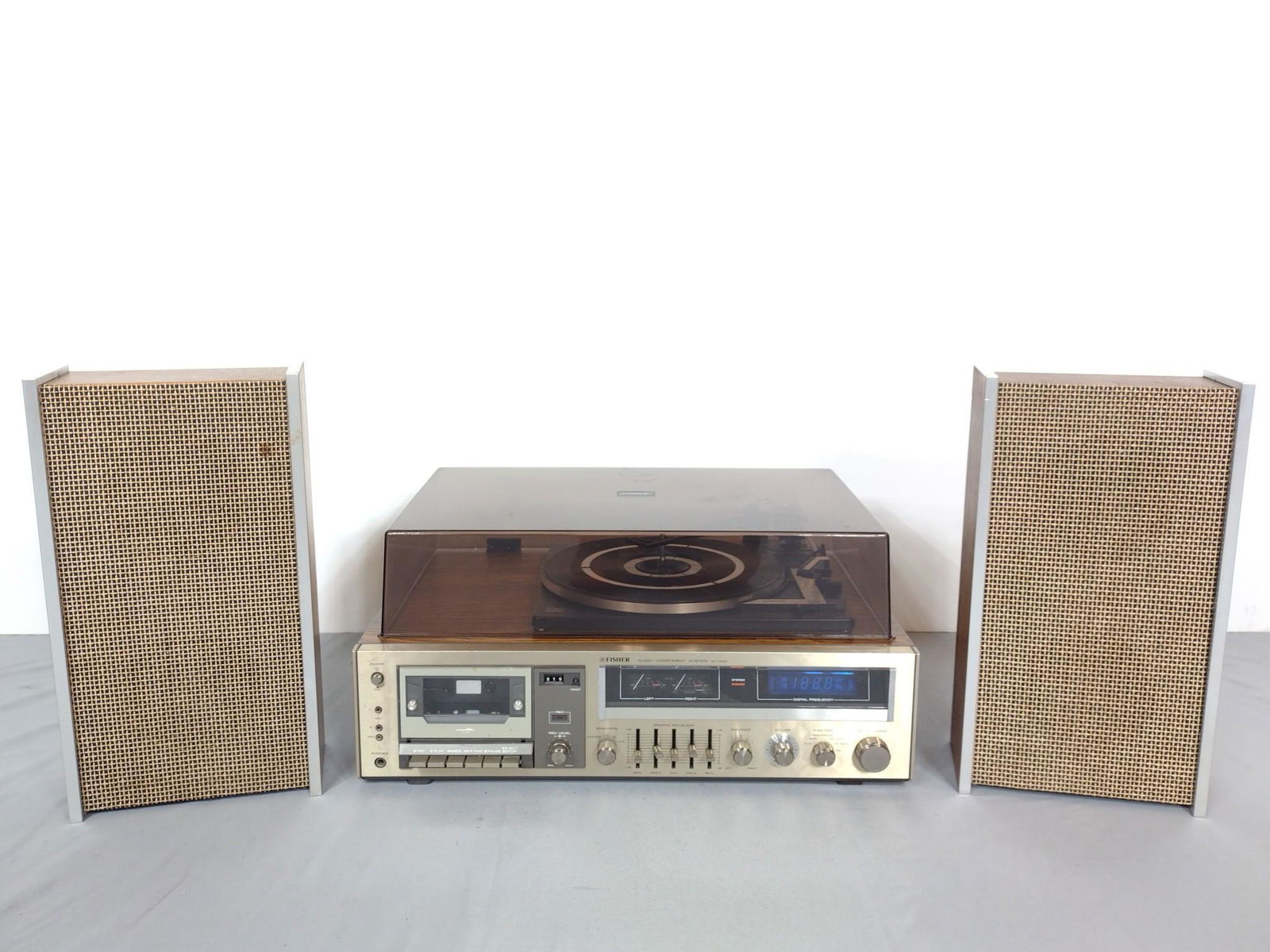 Fisher Turn Table With Speakers (1 of 5)