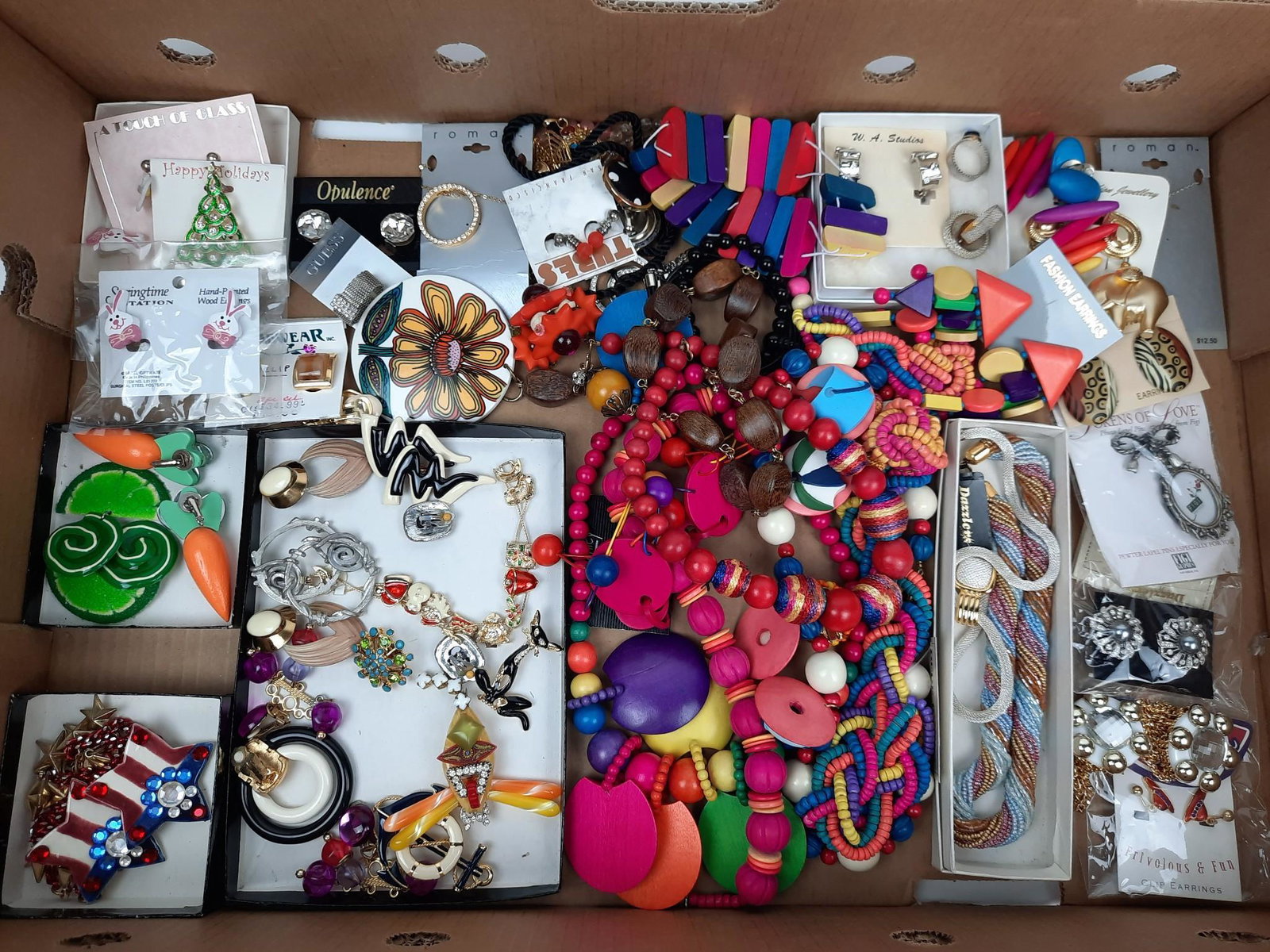 Large Lot Costume Jewelry incl Necklaces: Also includes brooches, bracelets and more. LR IMPORTANT: Before bidding, please read the terms and conditions. When you registered for the auction you agreed to these terms and will be required to co
