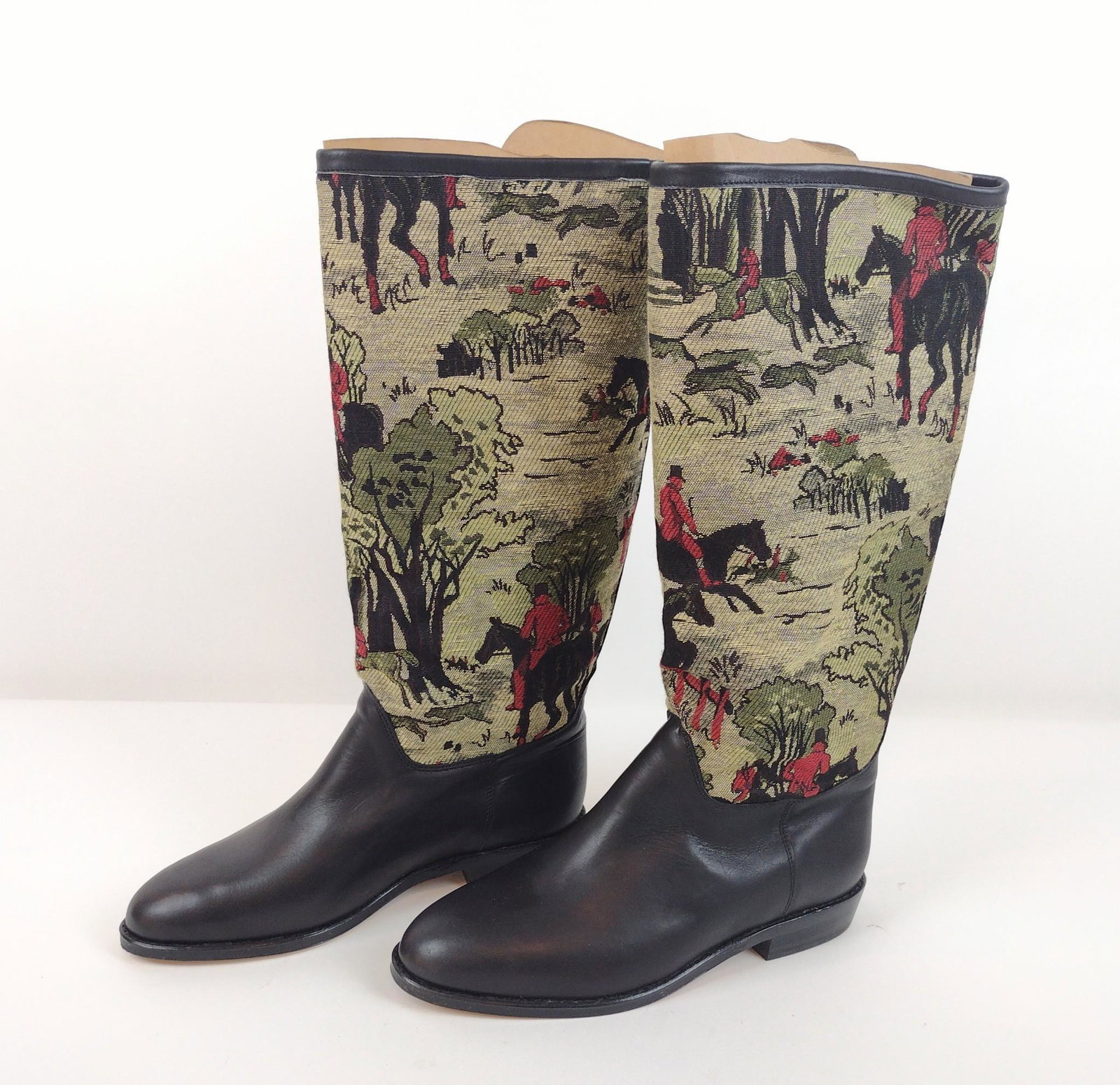 Seychelles Derby Hunt Scene Boots: With original box. Appears to be unworn. Size 8-1/2. RM IMPORTANT: Before bidding, please read the terms and conditions. When you registered for the auction you agreed to these terms and will be requi