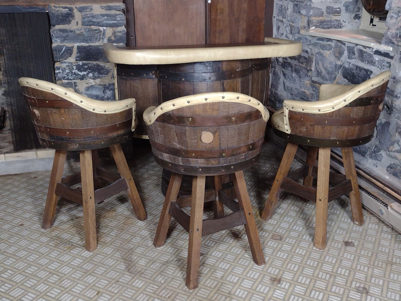 Barrel Bar With 3 Stools (1 of 7)