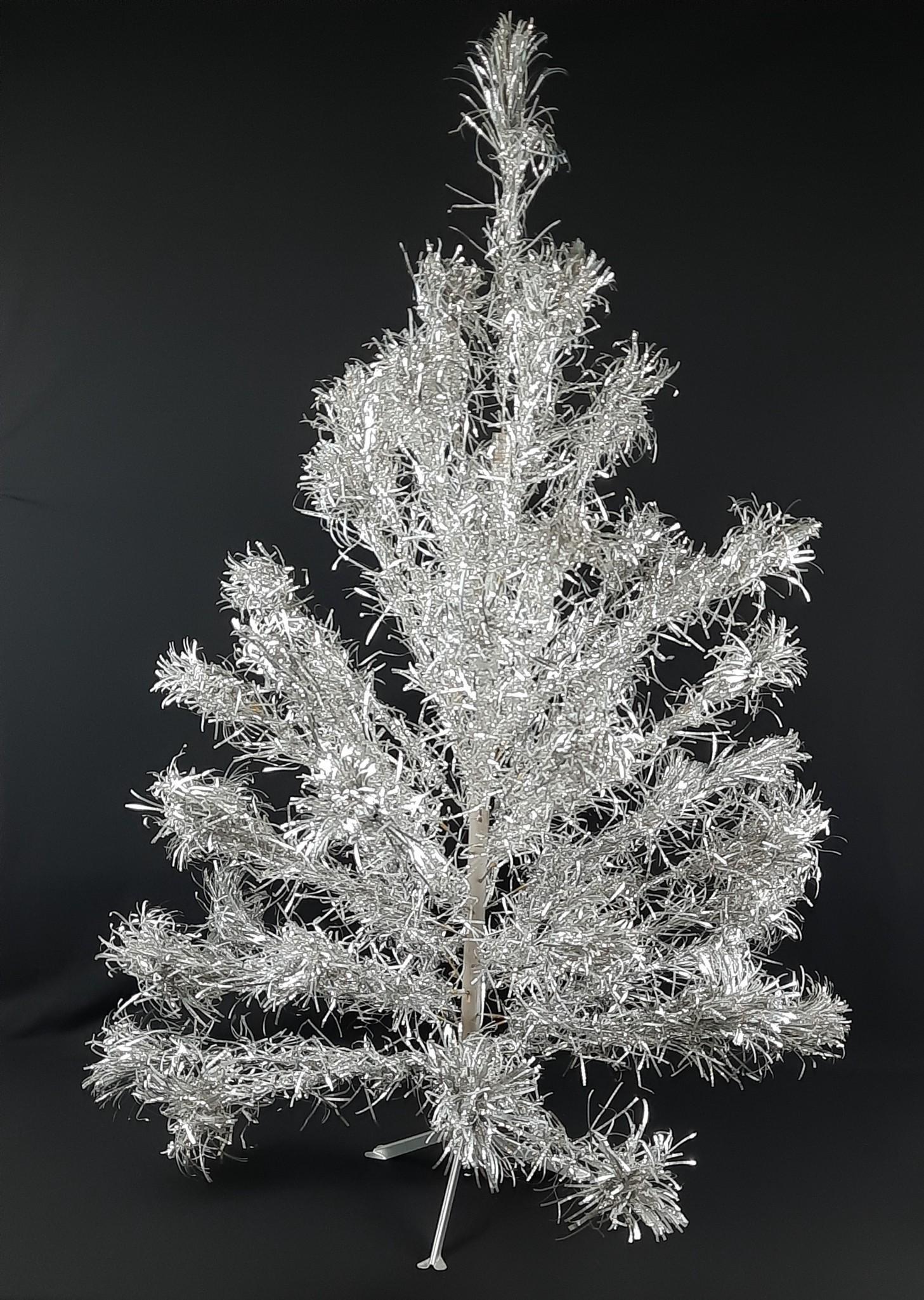 50" Aluminum Tree: 31" diameter x 50" high assembled. LR IMPORTANT: Before bidding, please read the terms and conditions. When you registered for the auction you agreed to these terms and will be required to comply with