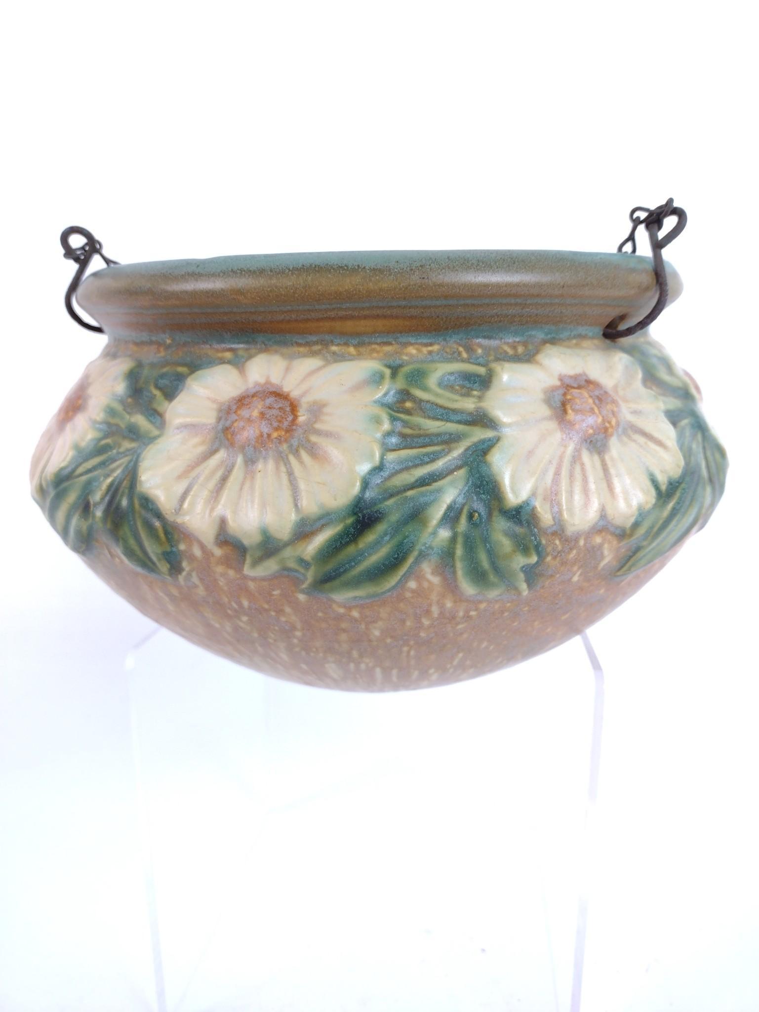 5" Roseville Dahlrose Hanging Basket: Unmarked. 8" diameter x 5" high. JB IMPORTANT: Before bidding, please read the terms and conditions. When you registered for the auction you agreed to these terms and will be required to comply with t