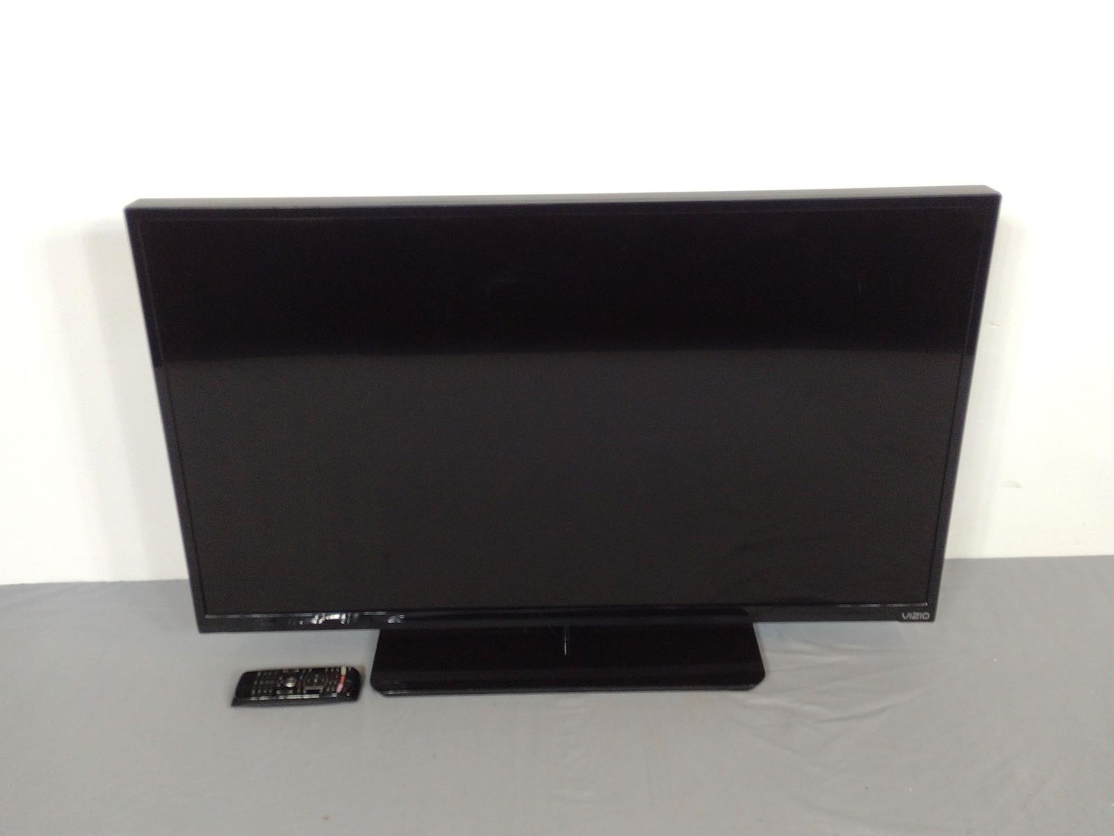 Vizio 39" LED Smart TV (1 of 4)