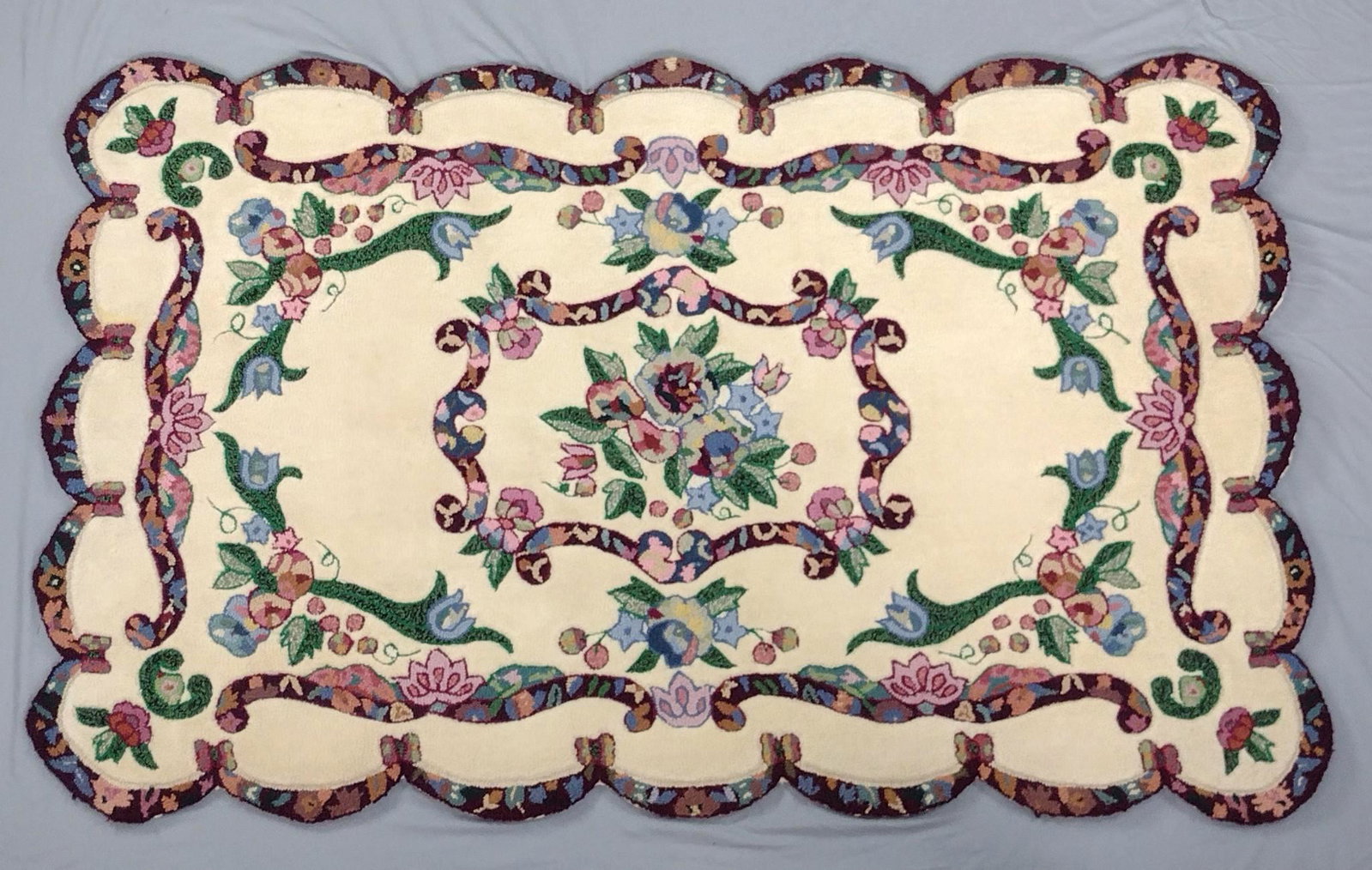 Scalloped Edge Quilt Area Rug: Ivory. 3' 5" wide X 5' 6" long. MEG IMPORTANT: Before bidding, please read the terms and conditions. When you registered for the auction you agreed to these terms and will be required to comply with t