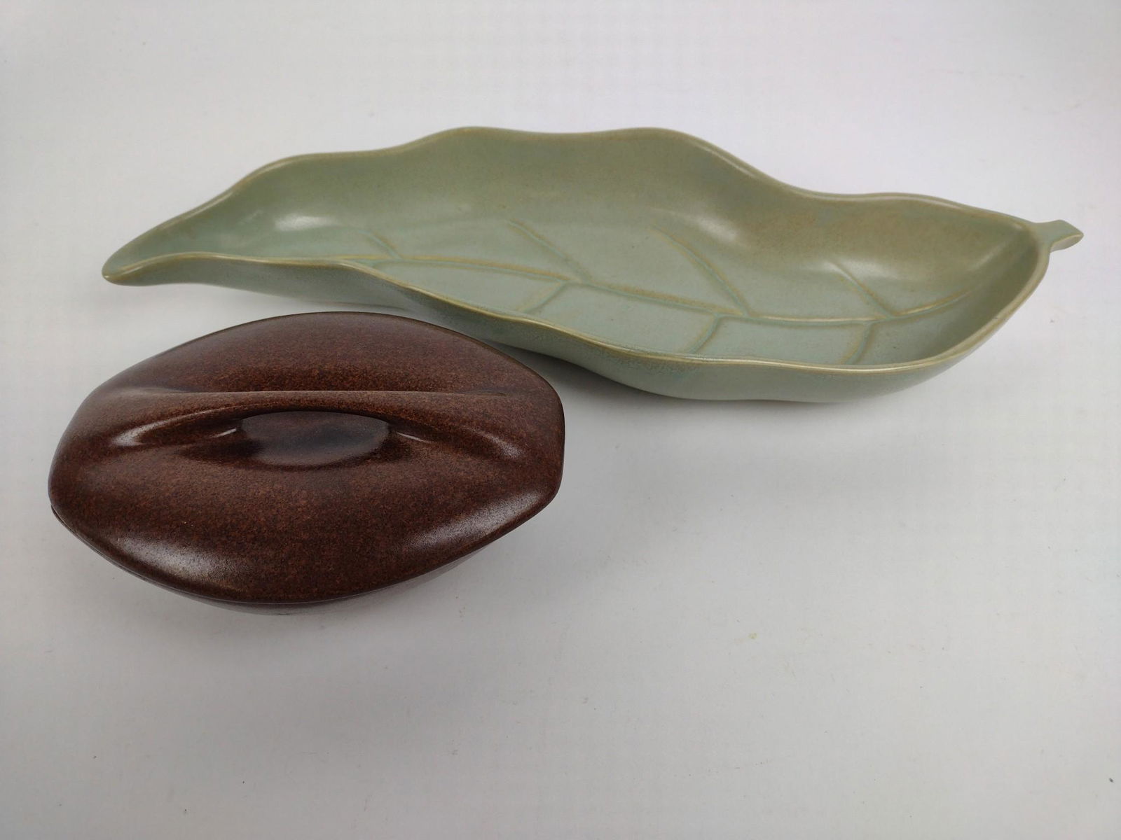 2 Pcs Roseville incl Capri Leaf (1 of 5)