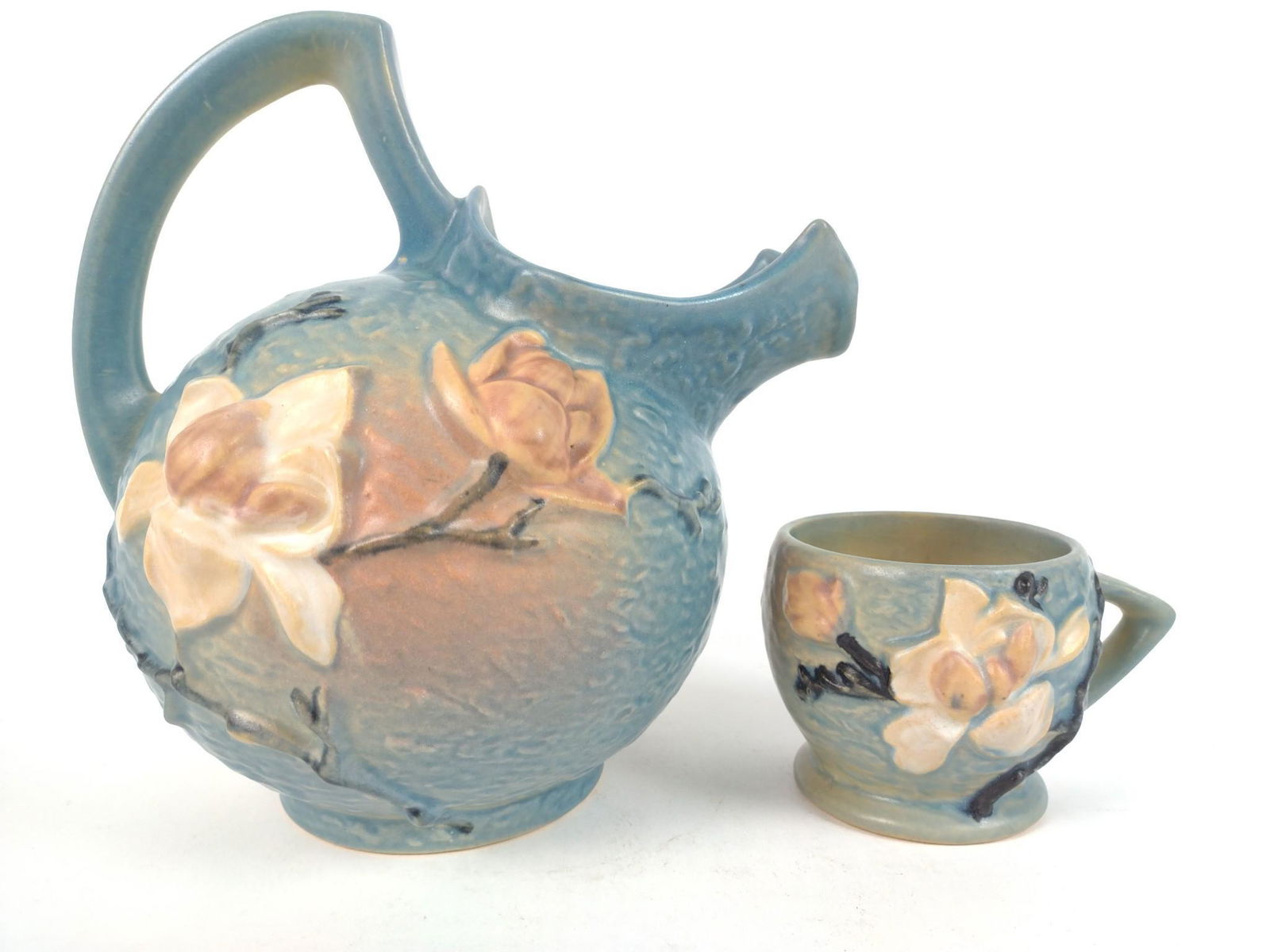 2 Pcs Roseville Magnolia incl Pitcher (1 of 4)