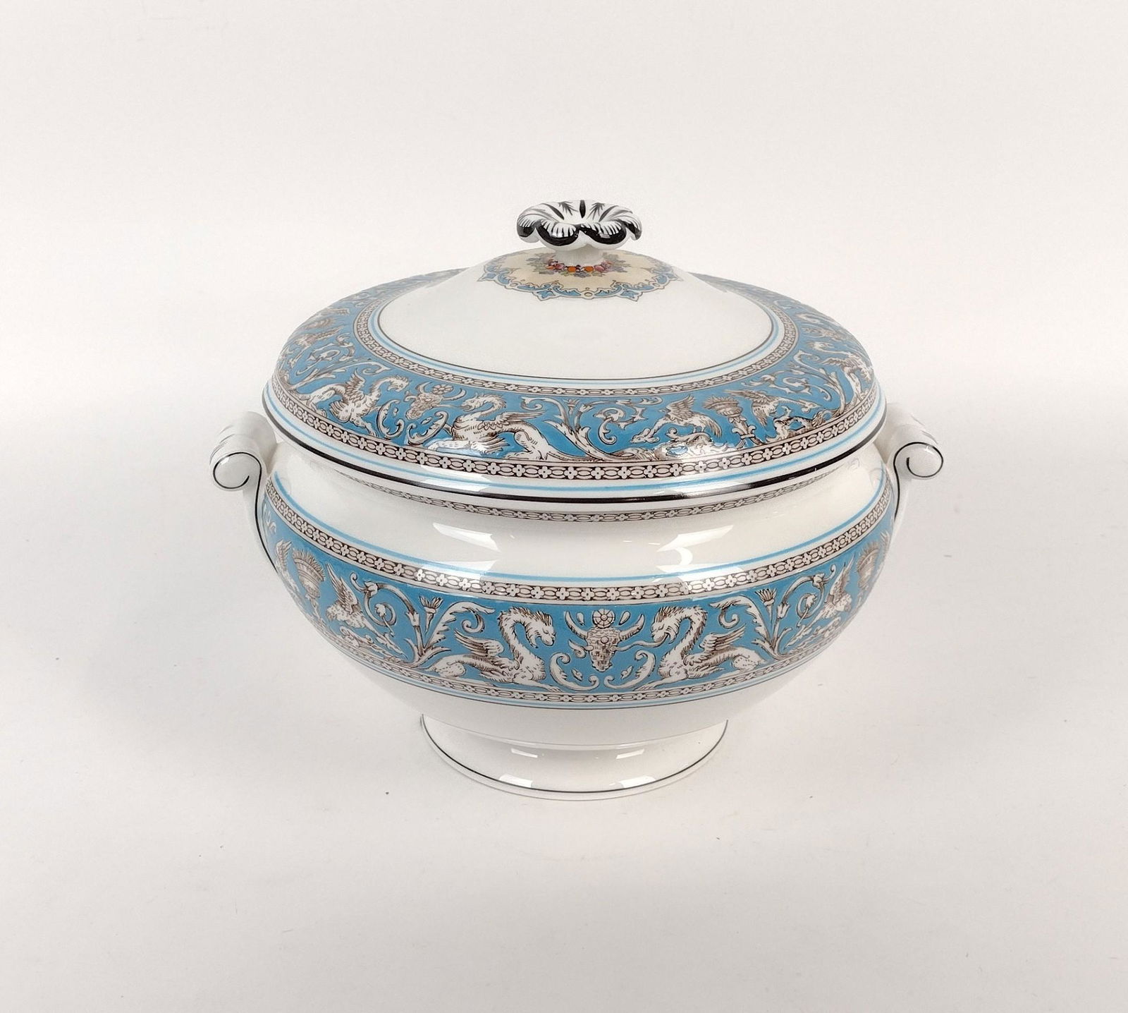 Wedgwood Florentine Soup Tureen with Lid (1 of 2)
