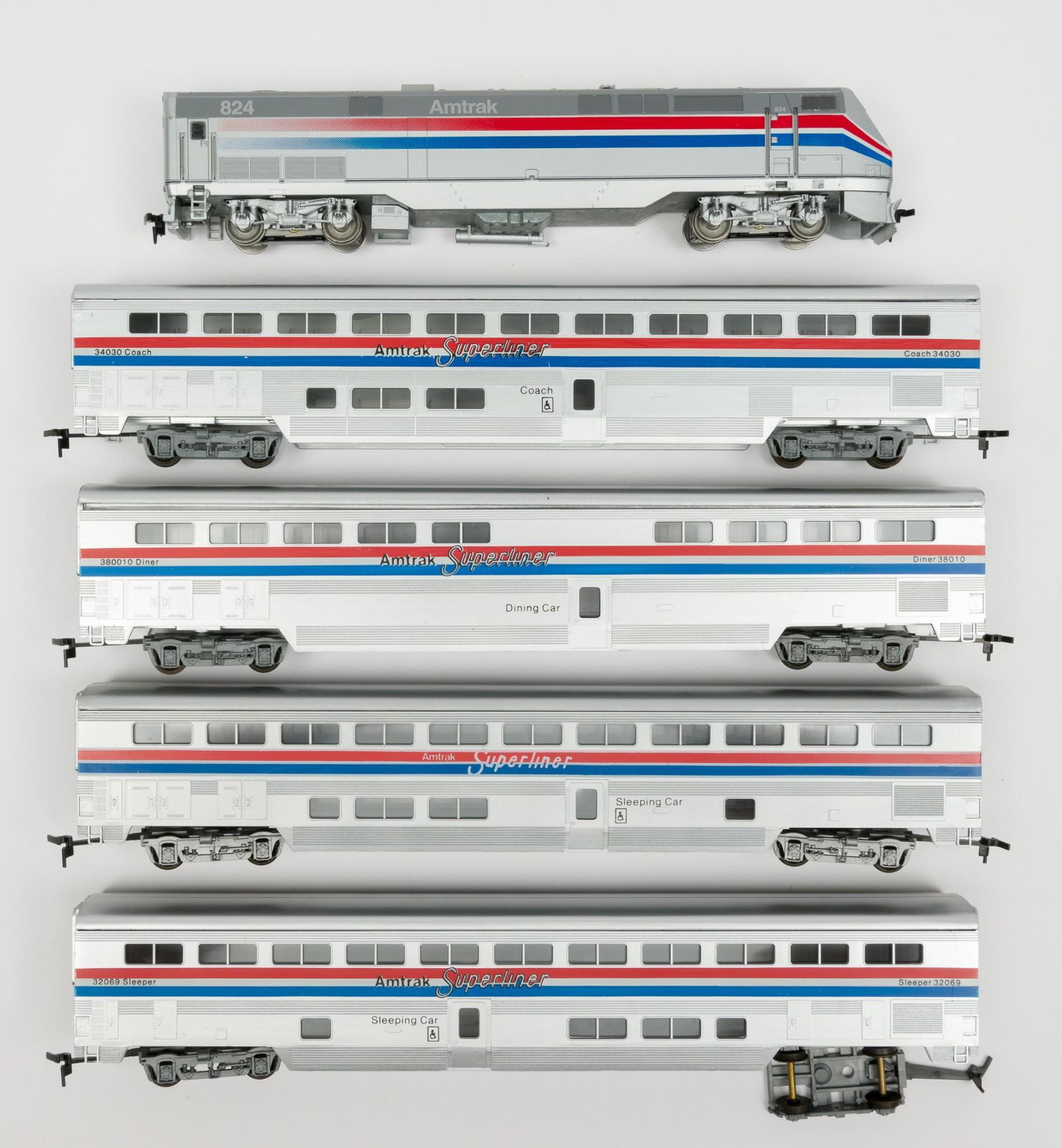 4 Ho Amtrak Superliner Passenger Cars With Engine