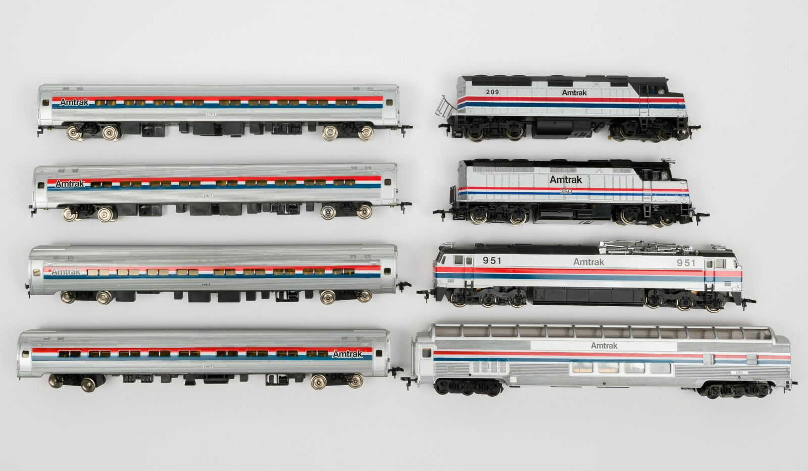 8 Bachmann HO Amtrak Passenger Cars and Engines (1 of 5)