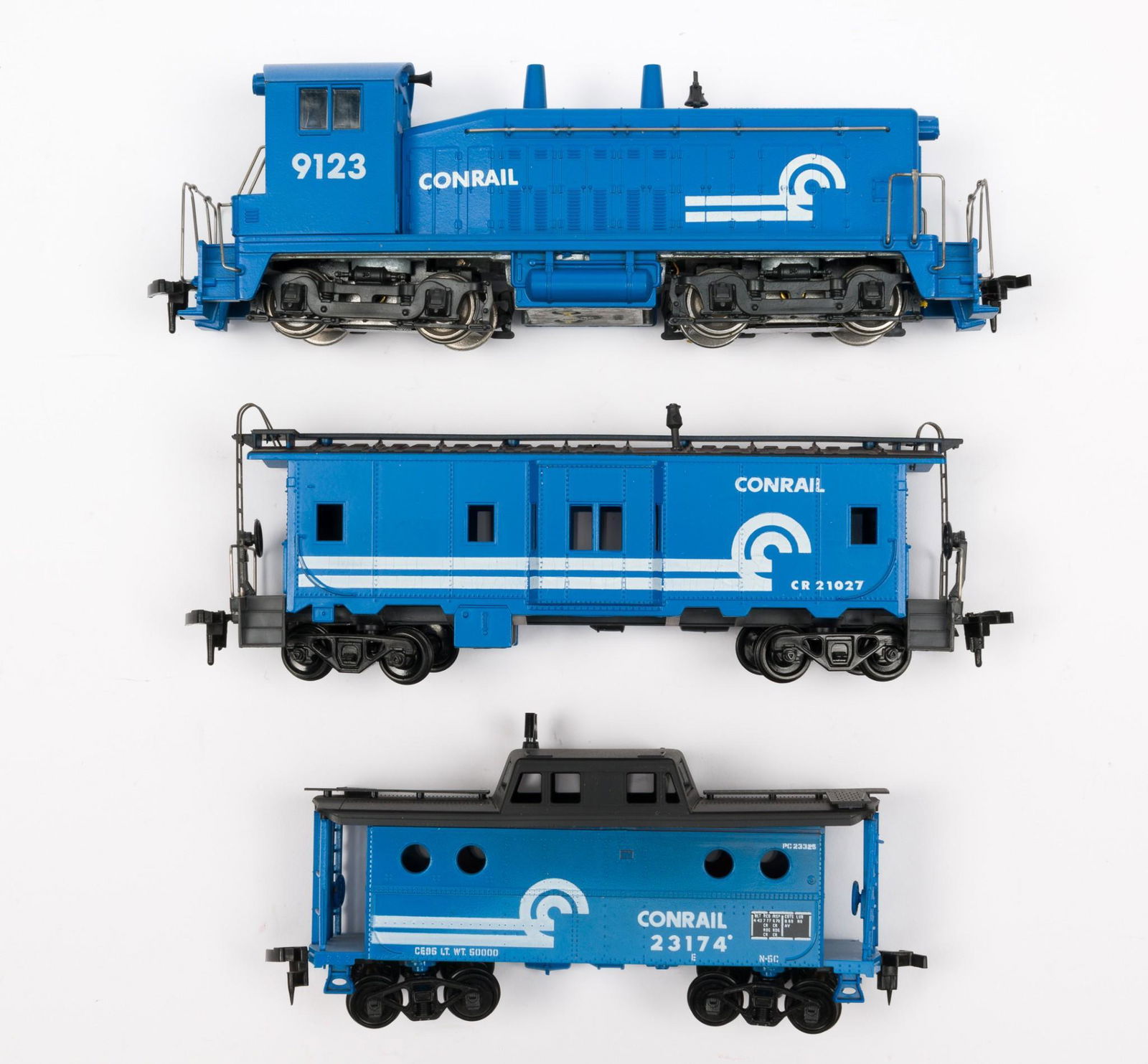 3 HO Conrail Rolling Stock Incl Powered Engine (1 of 3)