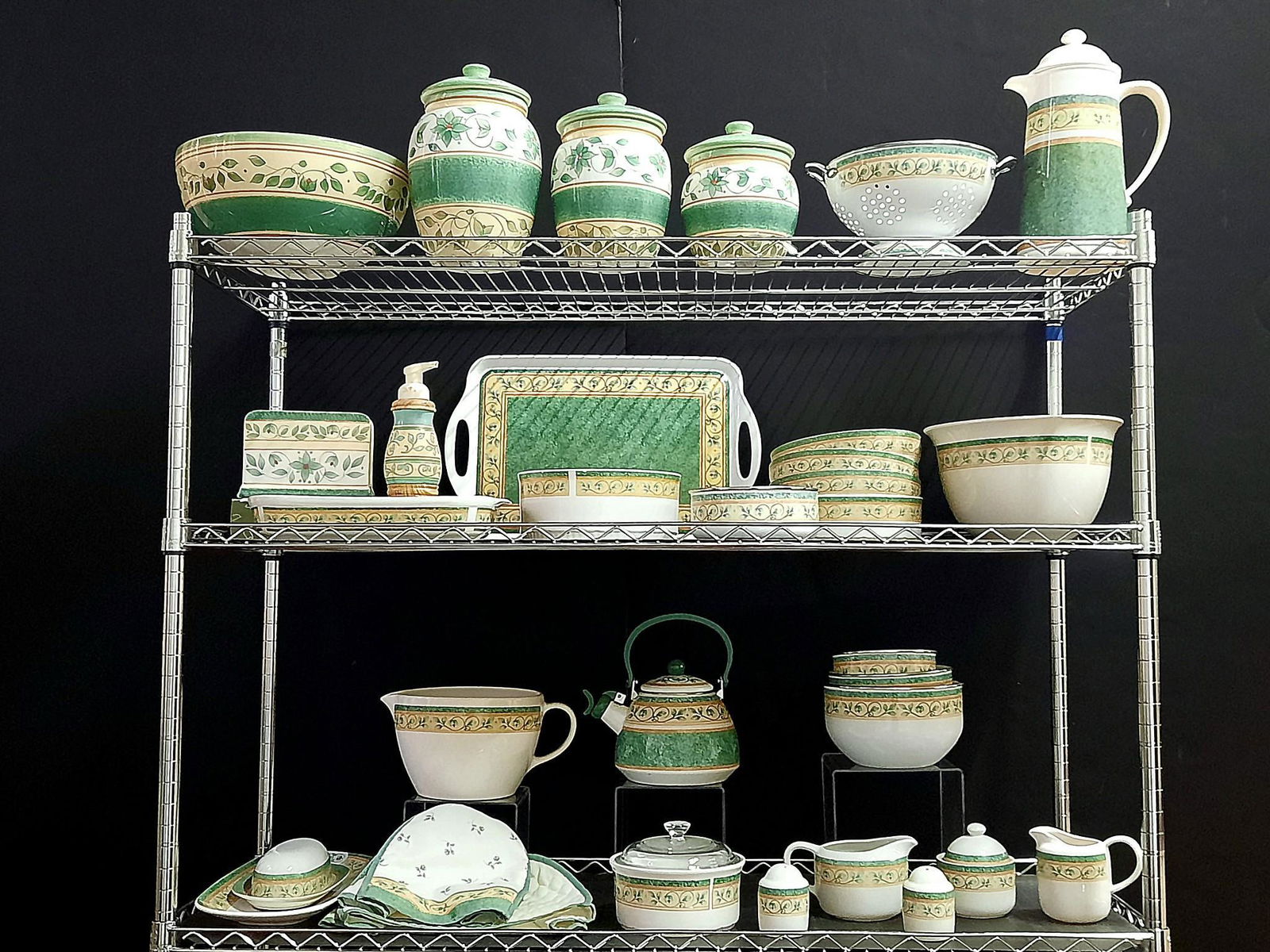 47 Pfaltzgraff French Quarter Serving Pieces (1 of 5)