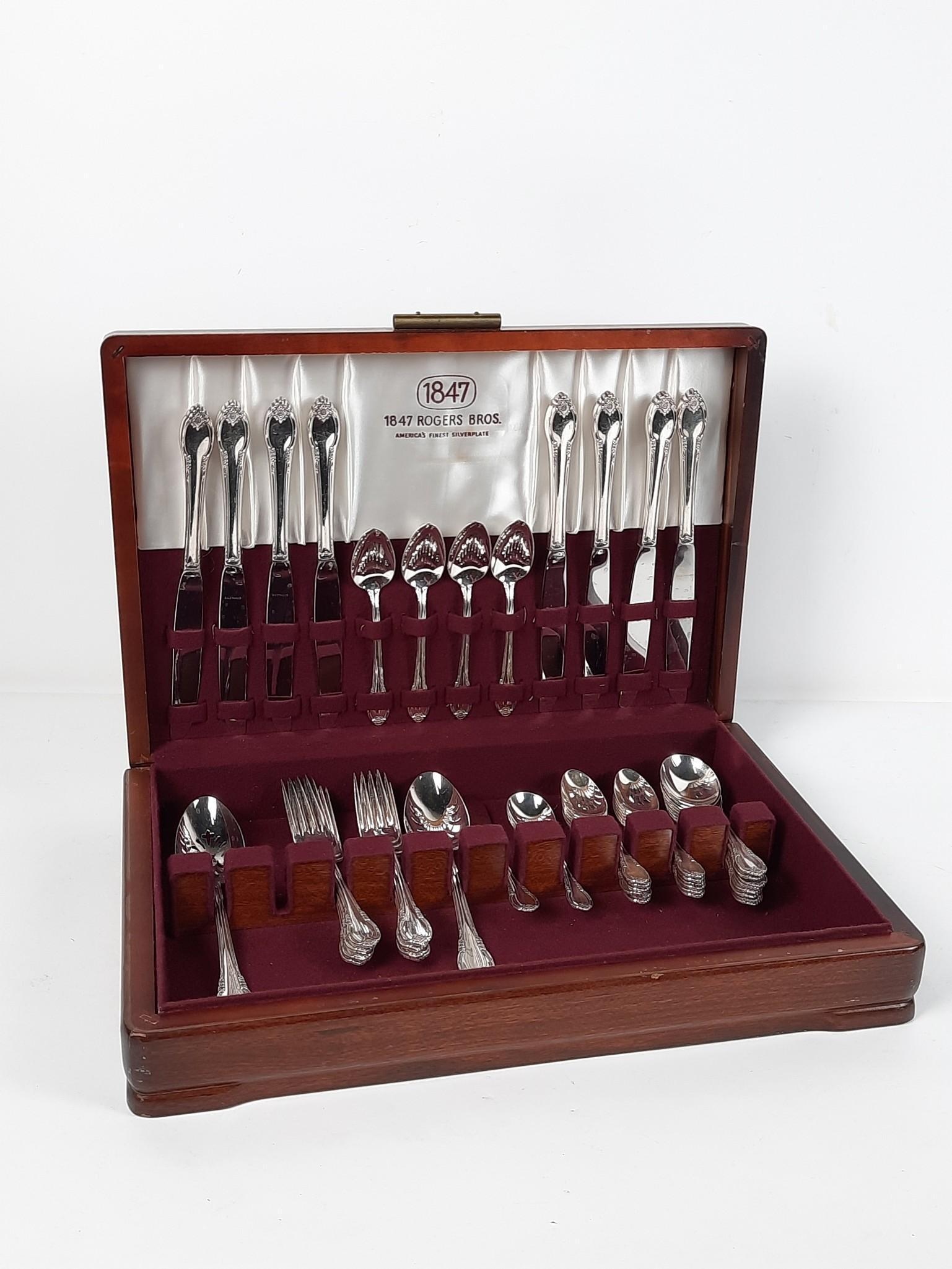 44 Pcs Rogers Bros Rememberance Silverplate Flatware (1 of 4)