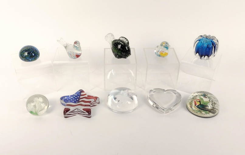 10 Glass Paperweights (0056) on Dec 12, 2022 Cordier Auctions