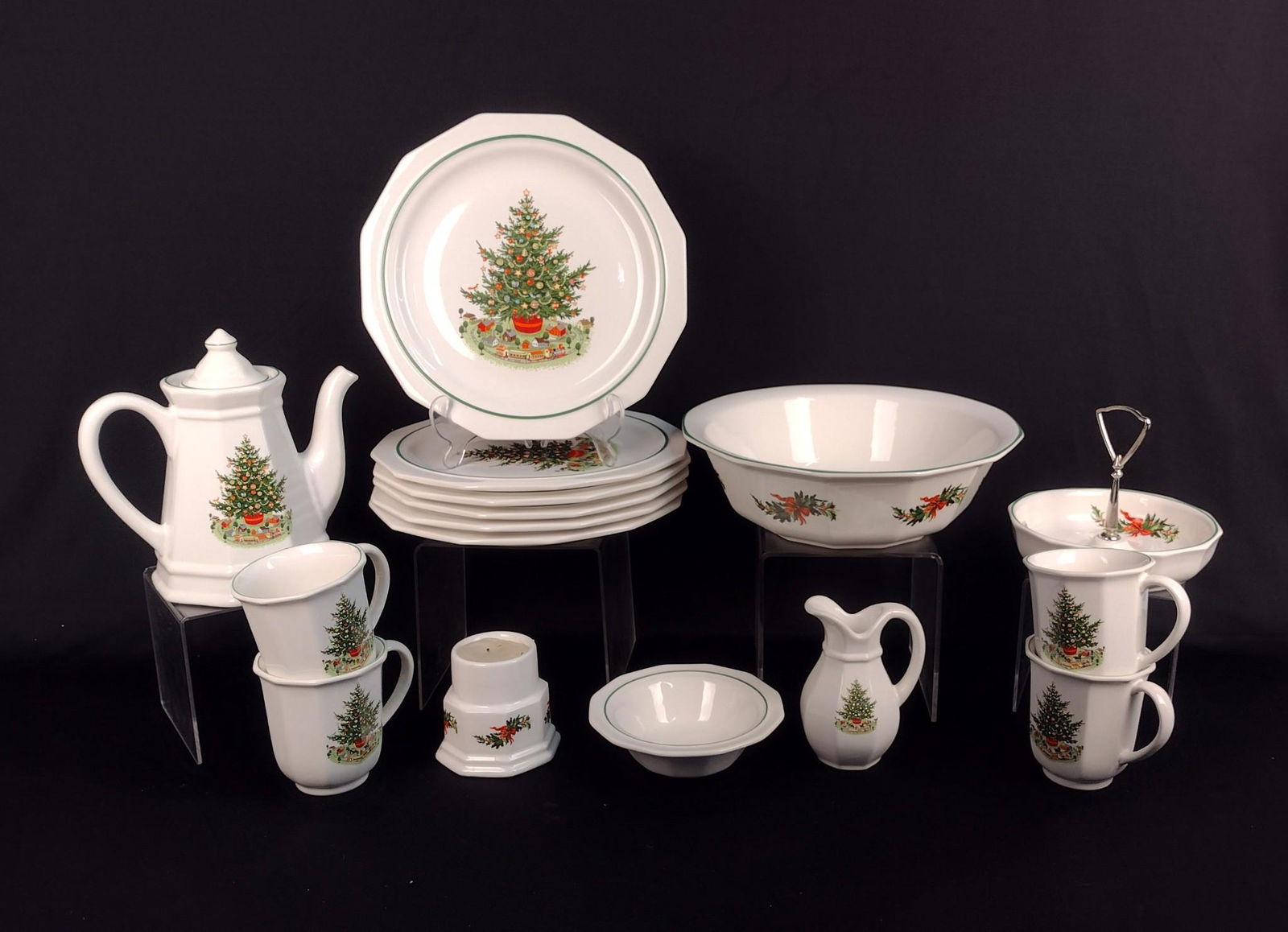 16 Pcs Pfaltzgraff "Christmas Heritage" Dinnerware (1 of 3)