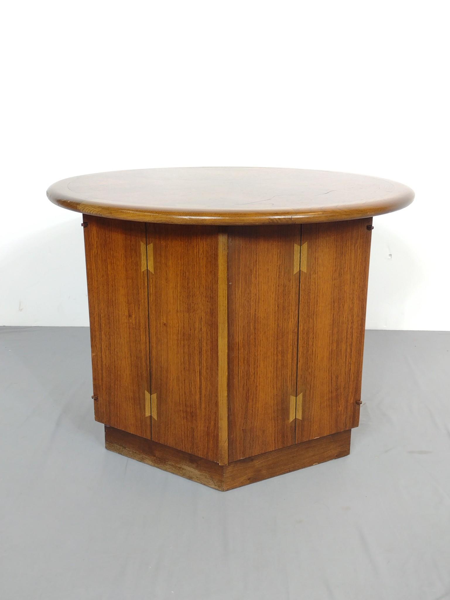 Lane Round End Table: 27" diameter X 20" high. Has some light scratches. MG. IMPORTANT: Before bidding, please read the terms and conditions. When you registered for the auction you agreed to these terms and will be requir