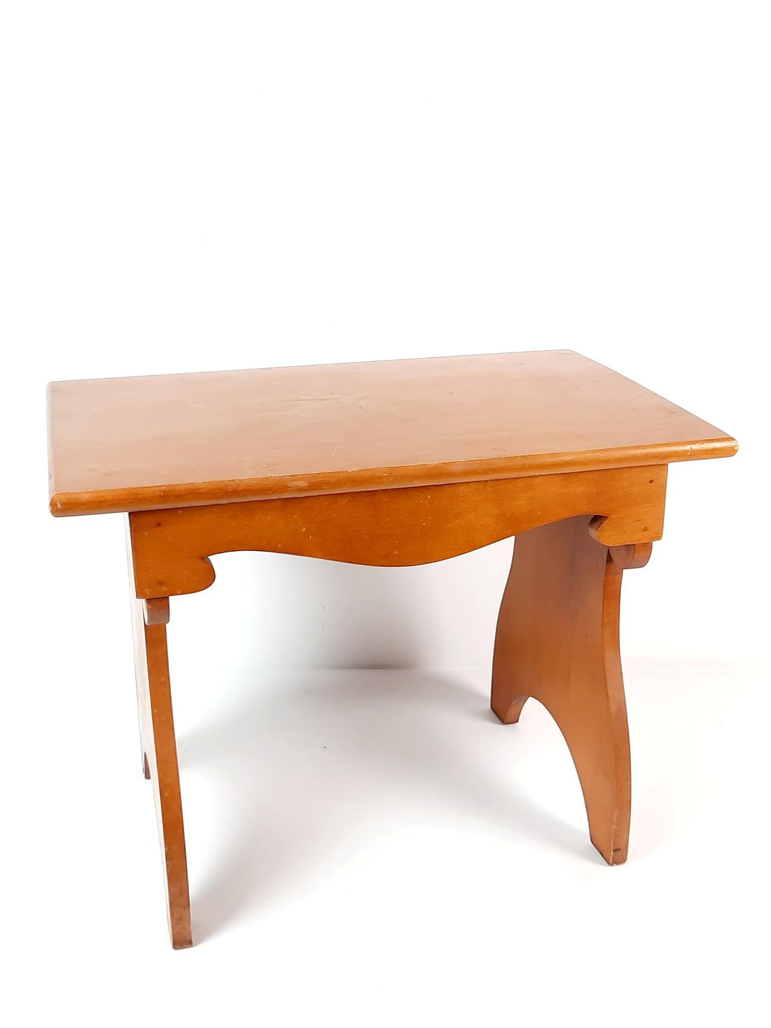 Heavy Wood Bench: 22" wide x 14" deep x 17-1/4" high. Some scratches and discoloration. LR IMPORTANT: Before bidding, please read the terms and conditions. When you registered for the auction you agreed to these terms 