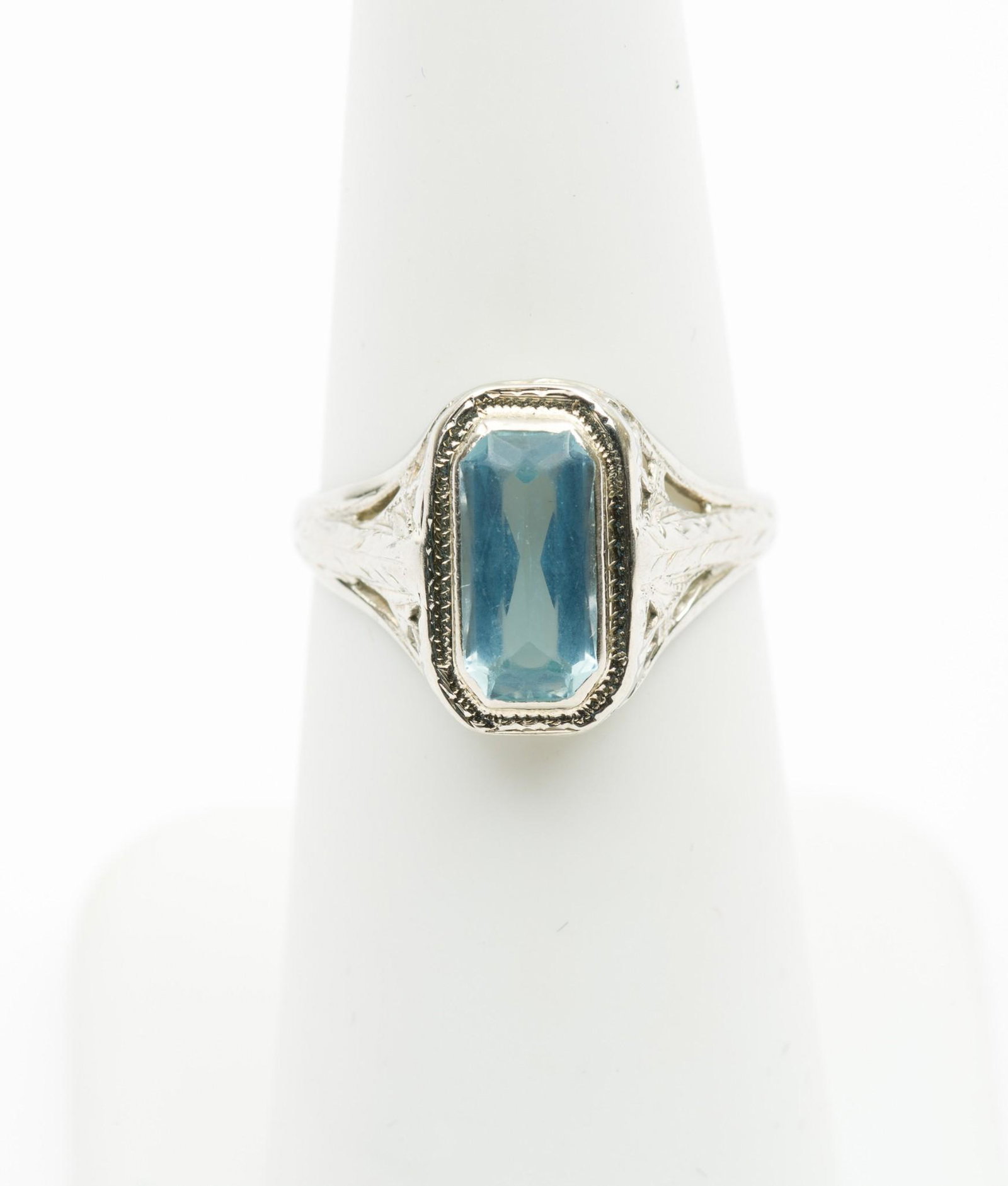 18K Gold & Blue Glass Ring: White gold filigree setting. 1.2 dwt. Size 5.5. EK IMPORTANT: Before bidding, please read the terms and conditions. When you registered for the auction you agreed to these terms and will be required t