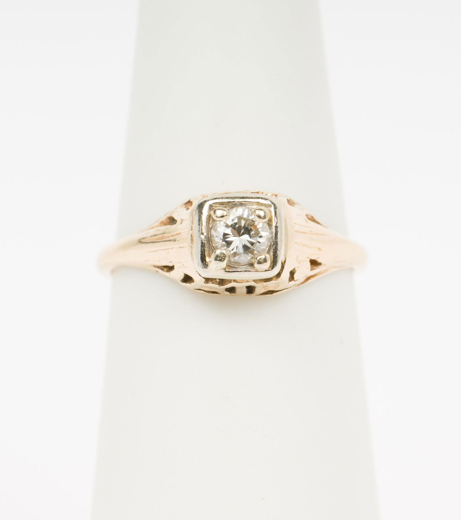 14K Gold & .13 Ct Diamond Solitaire Ring (1 of 4)