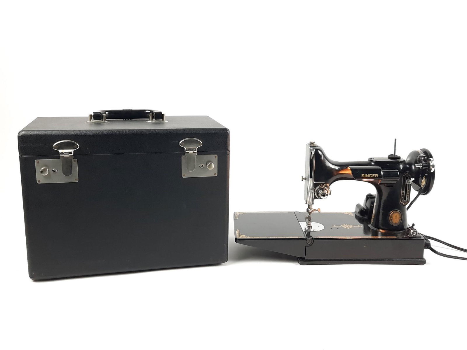 Singer Featherweight Sewing Machine with Case (0220) on Dec 30, 2022