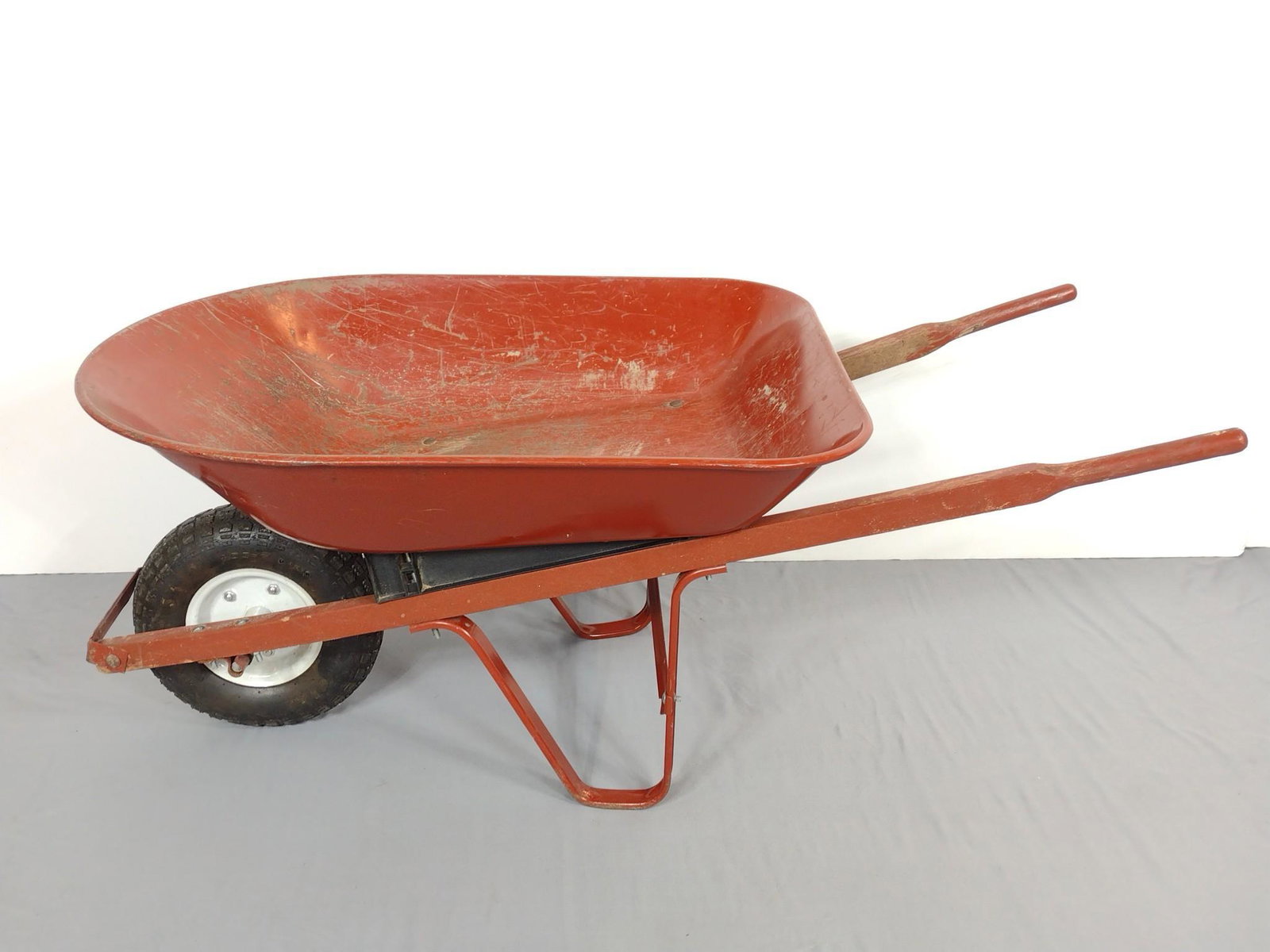 True Temper Wheel Barrow (1 of 5)
