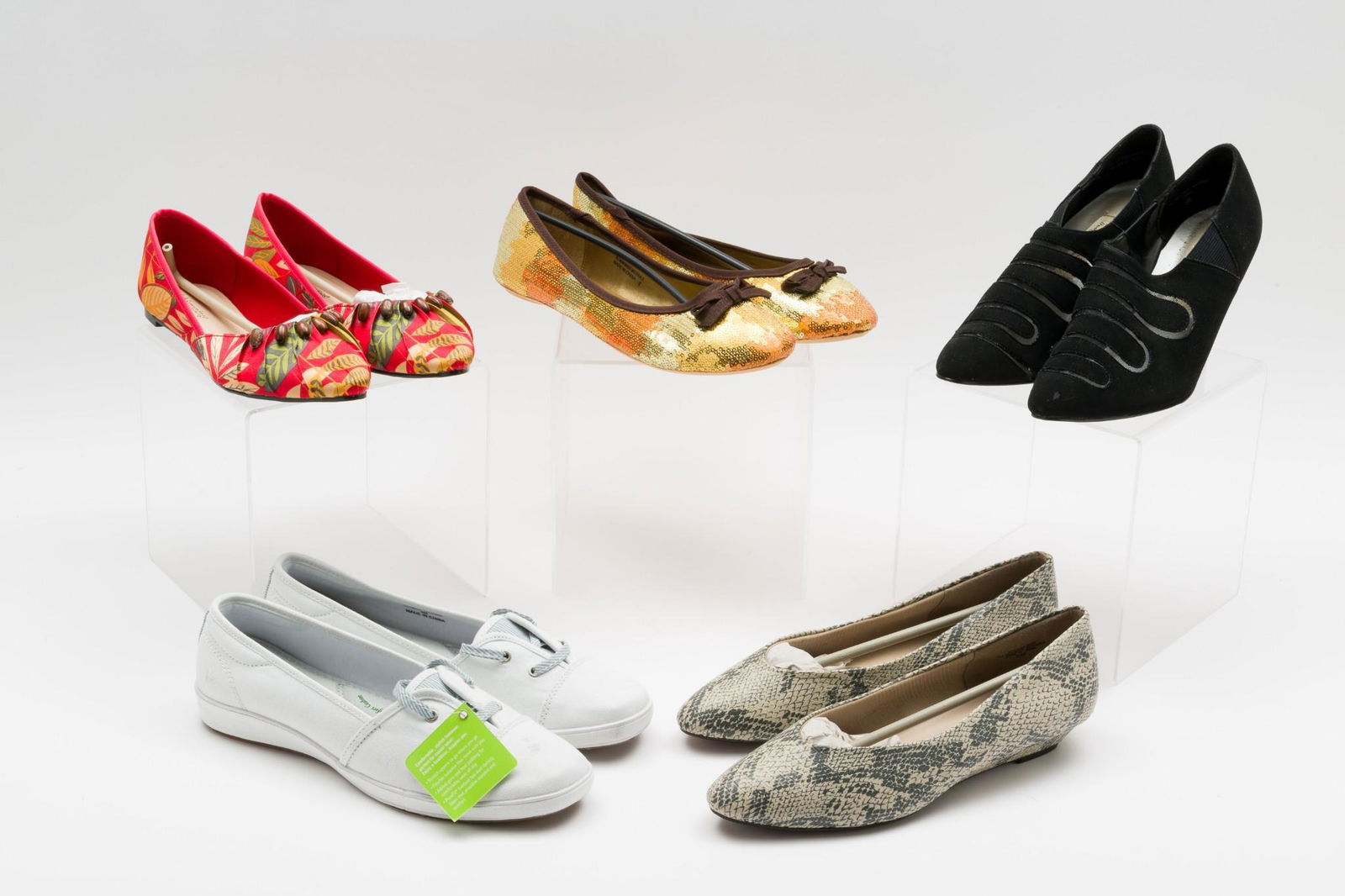 5 Pairs Ladies Shoes Size 9M: Includes Pierre Dumas, Annie, Grasshoppers, Soft Surroundings, and Paragon. All unworn in original boxes. Boxes with shelf wear. EK/MH IMPORTANT: Before bidding, please read the terms and conditions.