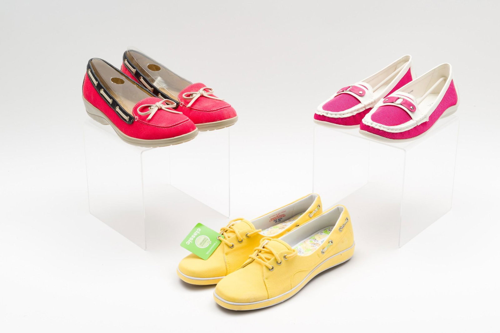 3 Pairs Ladies Casual Shoes Size 9: Includes Soft Spots (size 9M), Classique (size 9M), and Grasshoppers (size 9 Narrow). All unworn in original boxes. Boxes with shelf wear. EK/MH IMPORTANT: Before bidding, please read the terms and co