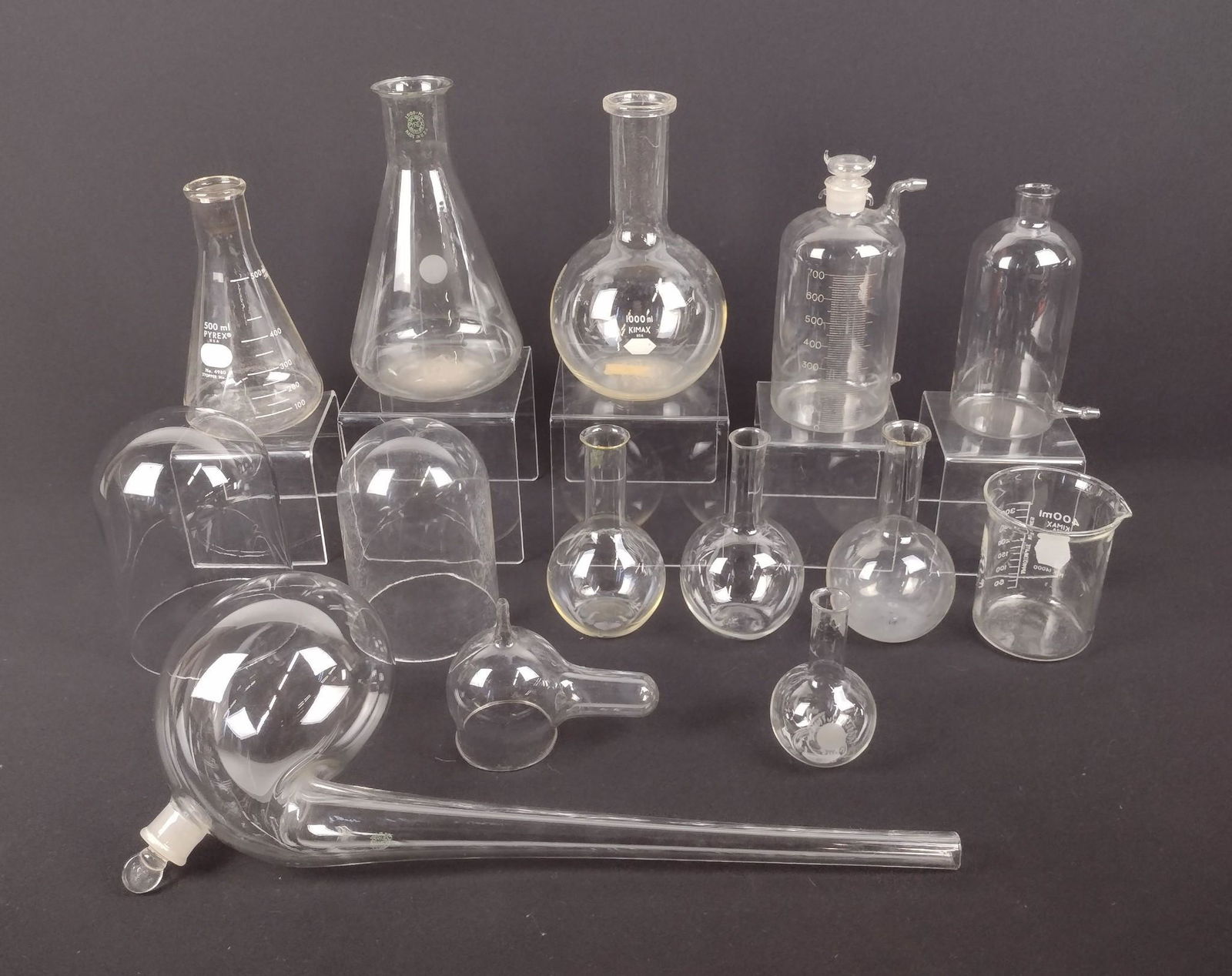 14 Glass Scientific Instruments incl Flasks: Also includes beakers and more. MEG IMPORTANT: Before bidding, please read the terms and conditions. When you registered for the auction you agreed to these terms and will be required to comply with t