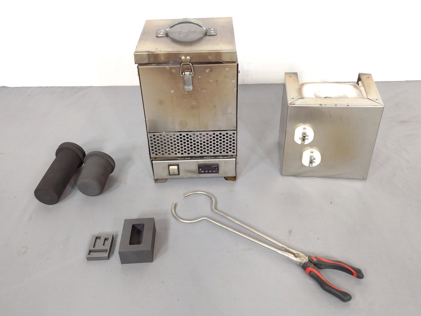 Harden Industrial Melting Furnace: Model 234. Working. Comes with extra Stainless Steel Heating Chamber. Also has 2 Crucibles and two molds. MG. IMPORTANT: Before bidding, please read the terms and conditions. When you registered for t