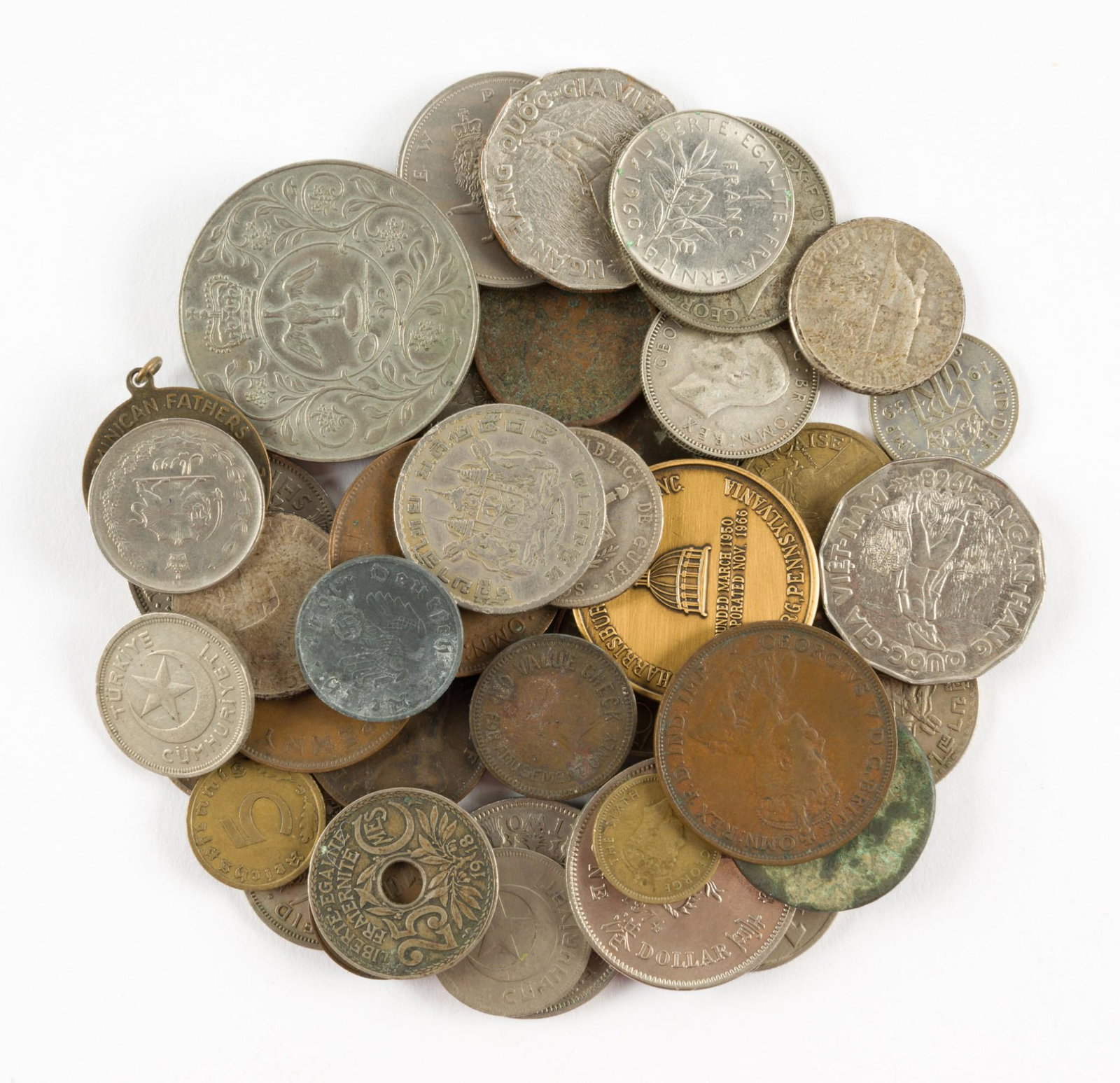 Small Group of World Coins Incl Commemorative: Includes 1977 Elizabeth II Jubilee, Hong Kong, 1952 & 1953 Cuba, British and Australian Cents. MH IMPORTANT: Before bidding, please read the terms and conditions. When you registered for the auction y