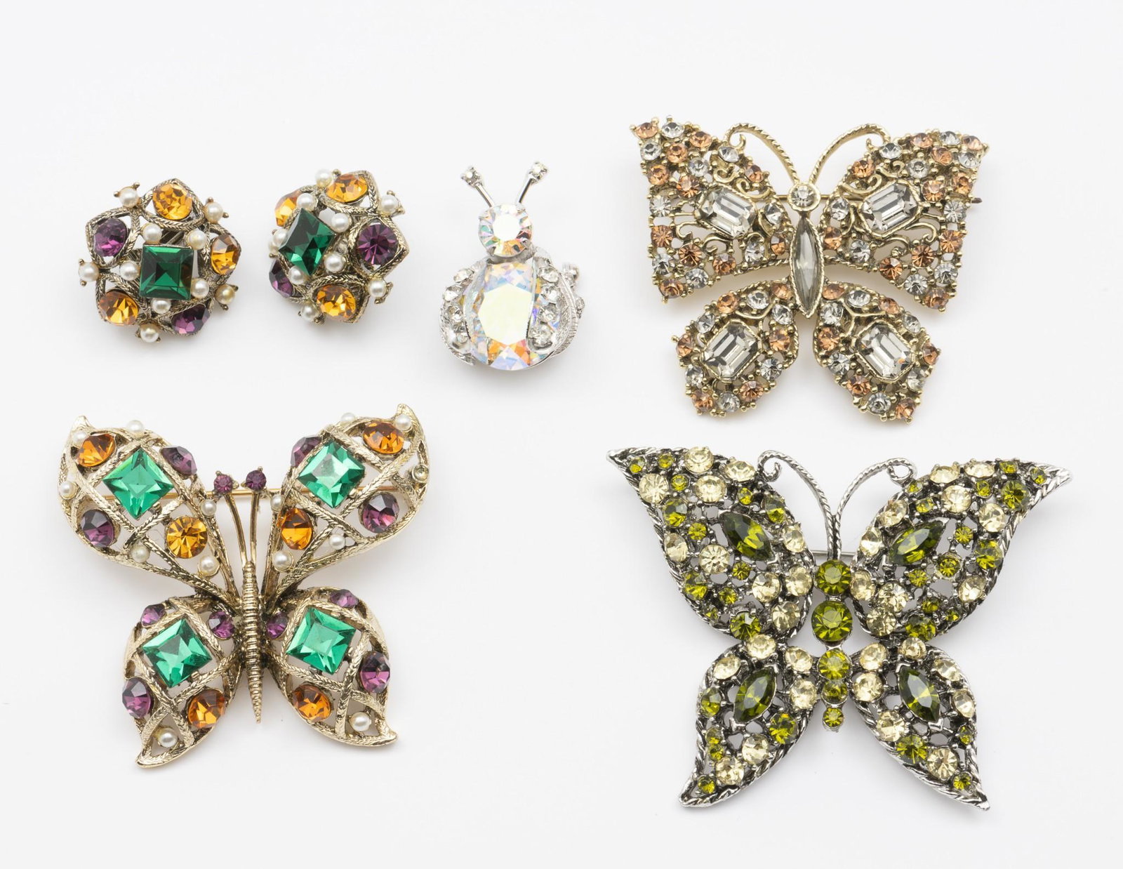 5 Pieces Vintage Costume Insect Jewelry: 4 brooches and pair of earrings including Lester and Weiss. Butterflies 2-1/8 to 2-3/4" wide. Clip-on earrings 1" diameter. AJ/MH IMPORTANT: Before bidding, please read the terms and conditions. 