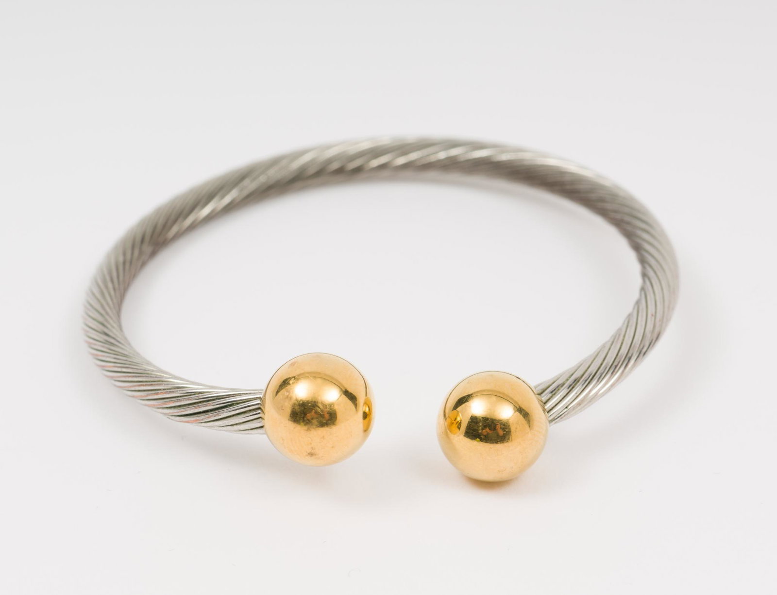 18k Bead Magnetic Bracelet: Beads test 18k. 2-1/8" interior diameter. 11mm beads. AJ/MH IMPORTANT: Before bidding, please read the terms and conditions. When you registered for the auction you agreed to these terms and will
