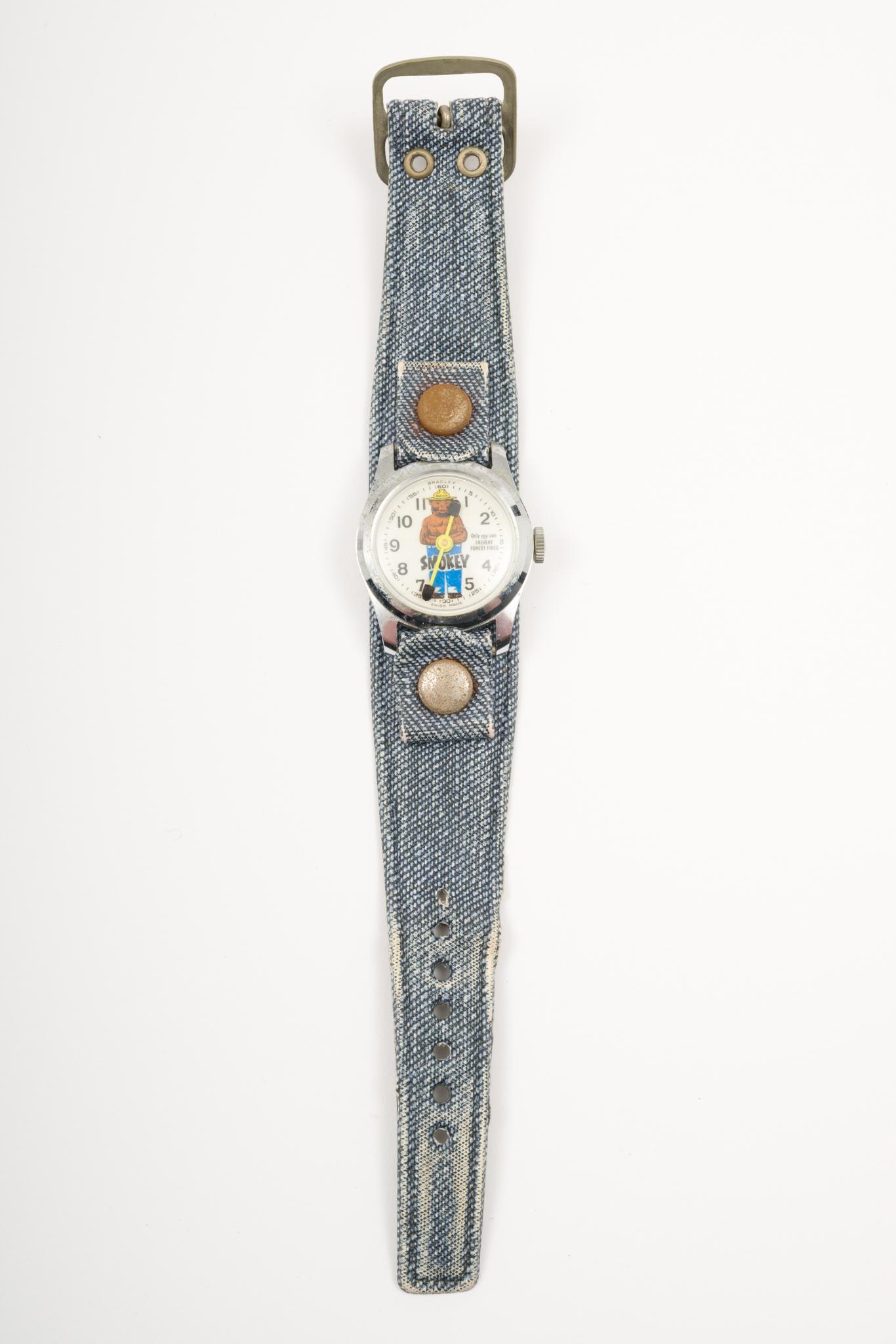 Vintage Bradley Smoky The Bear Wristwatch (1 of 4)