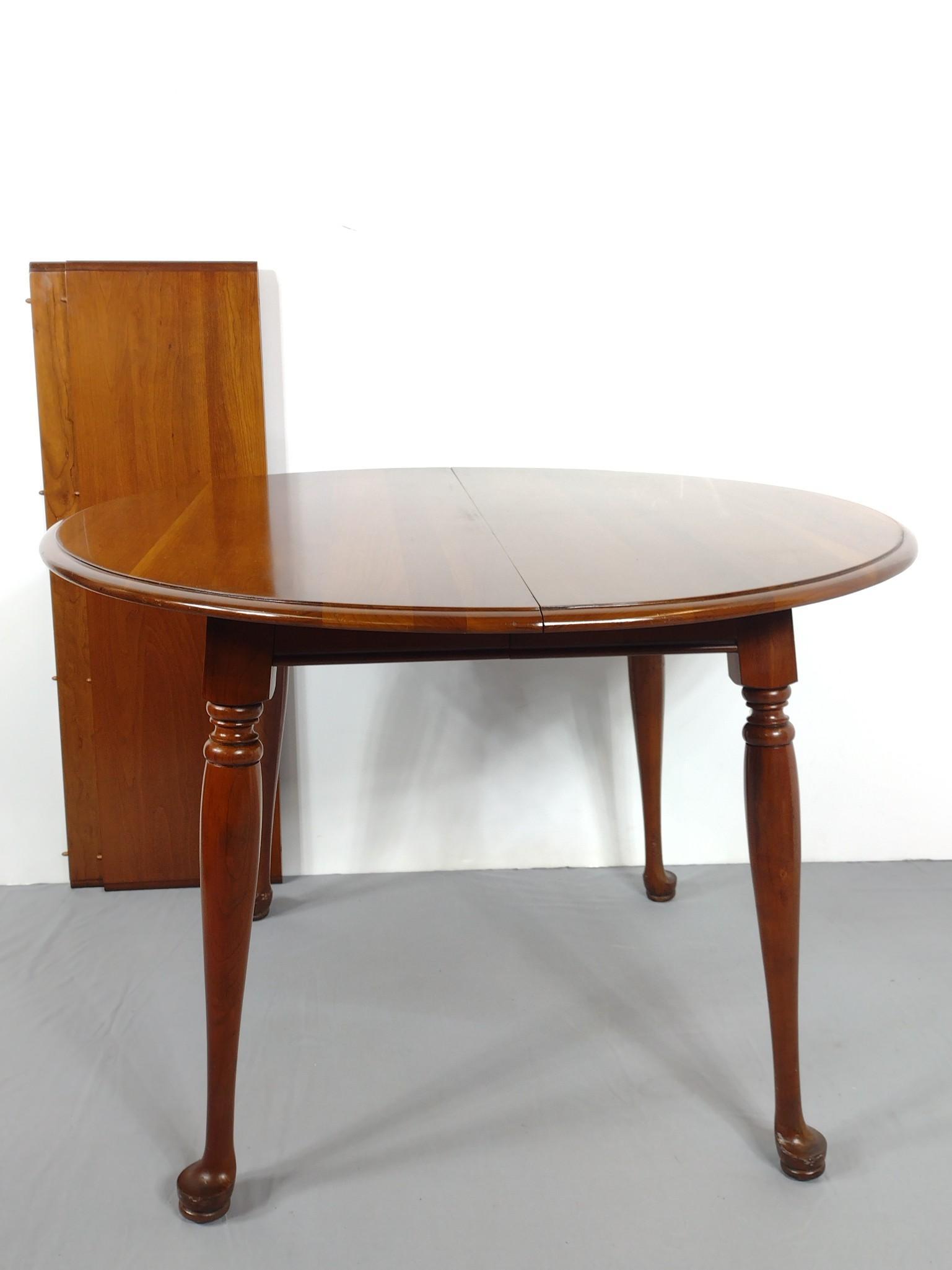 Dining Room Table With Two Leaves (1 of 4)