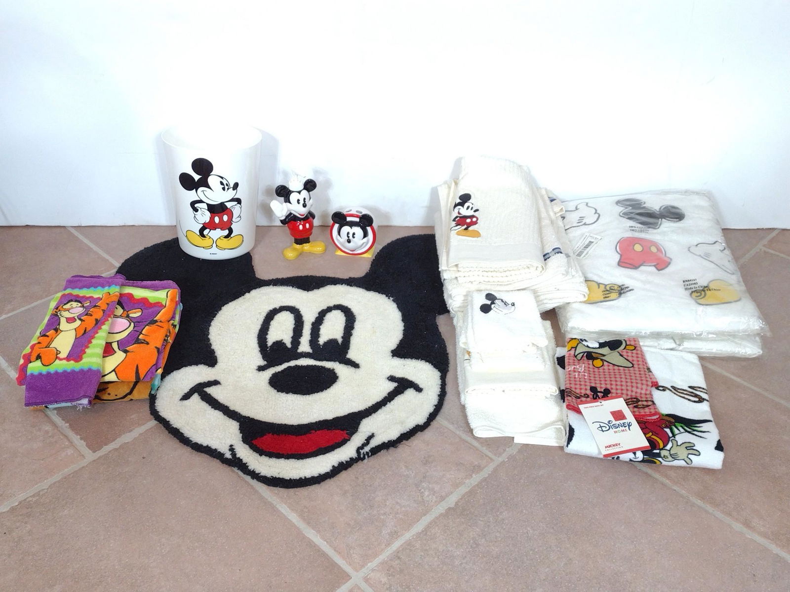 Lot Of Disney Bathroom Items Incl Floor Mat (1 of 6)