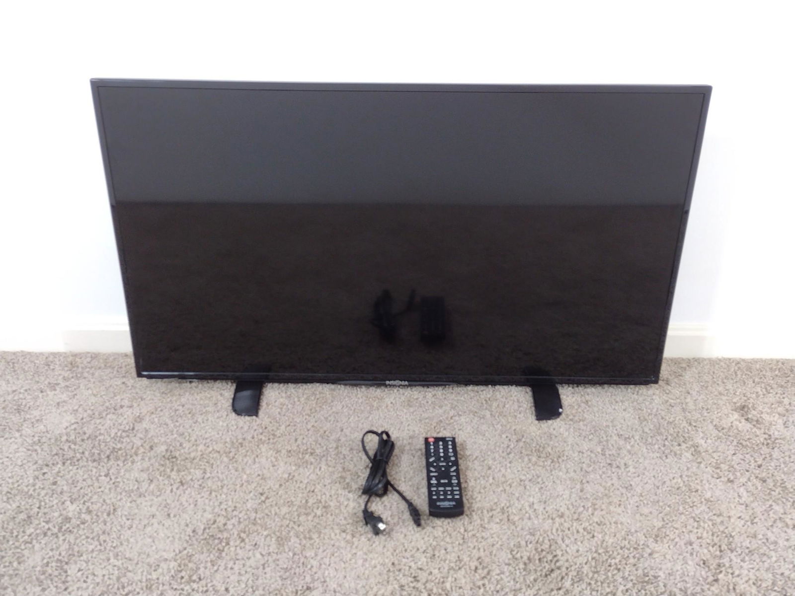 Insignia 40" LED TV (1 of 4)