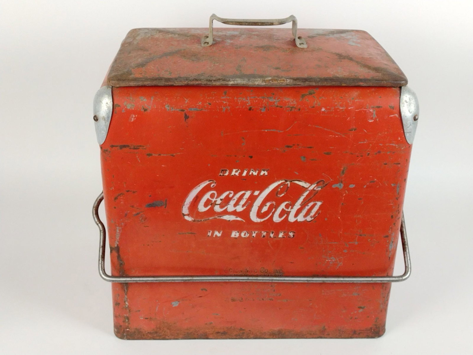 Coca cola Cooler: 17" wide x 12" deep x 19" high. Some rusting and paint losses. JB IMPORTANT: Before bidding, please read the terms and conditions. When you registered for the auction you agreed to these terms and wil