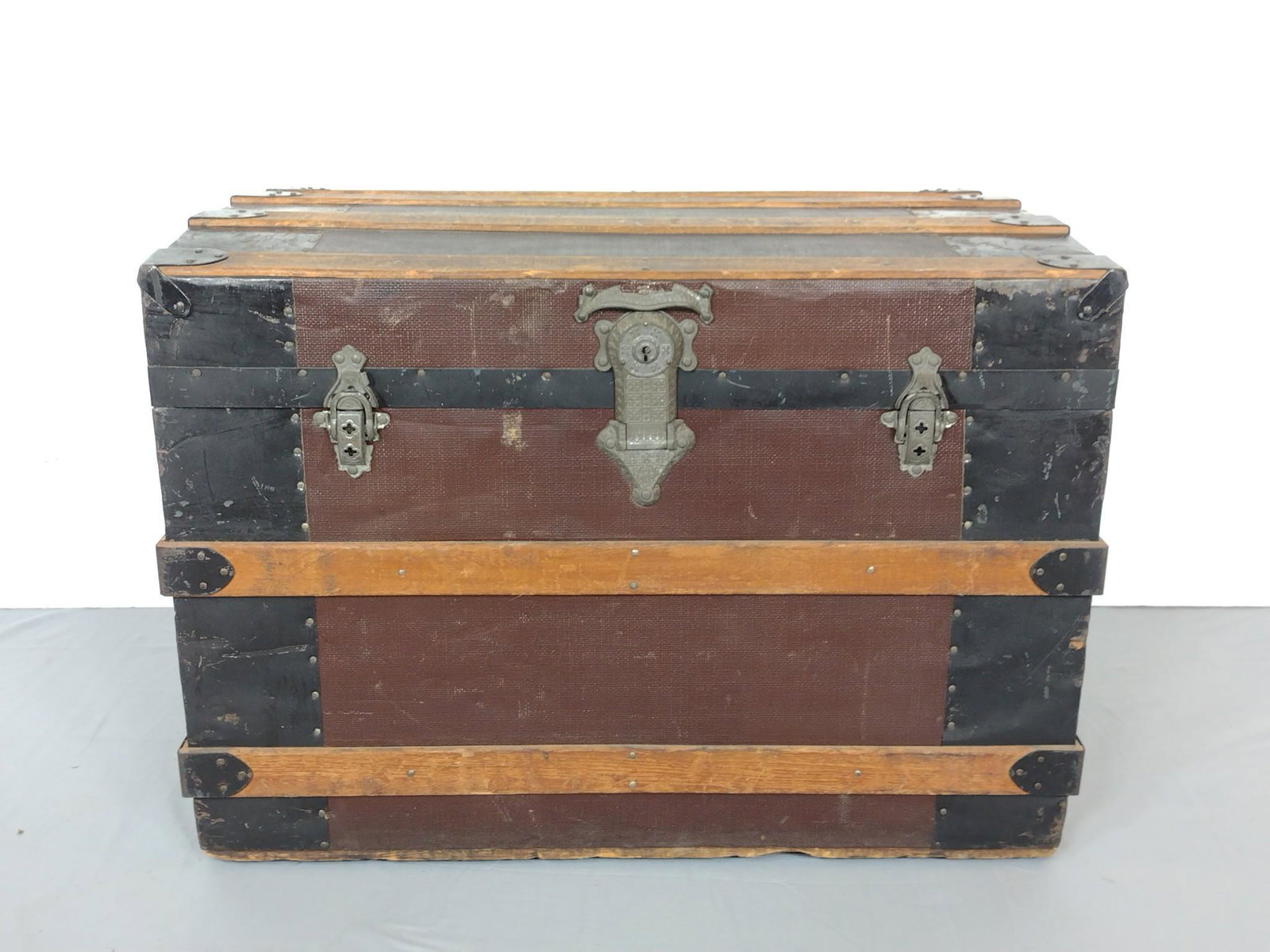 Steamer Trunk: 30-1/2" wide X 19" deep X 21" high. Has some scratches and overall wear. MG. IMPORTANT: Before bidding, please read the terms and conditions. When you registered for the auction you agreed to these te