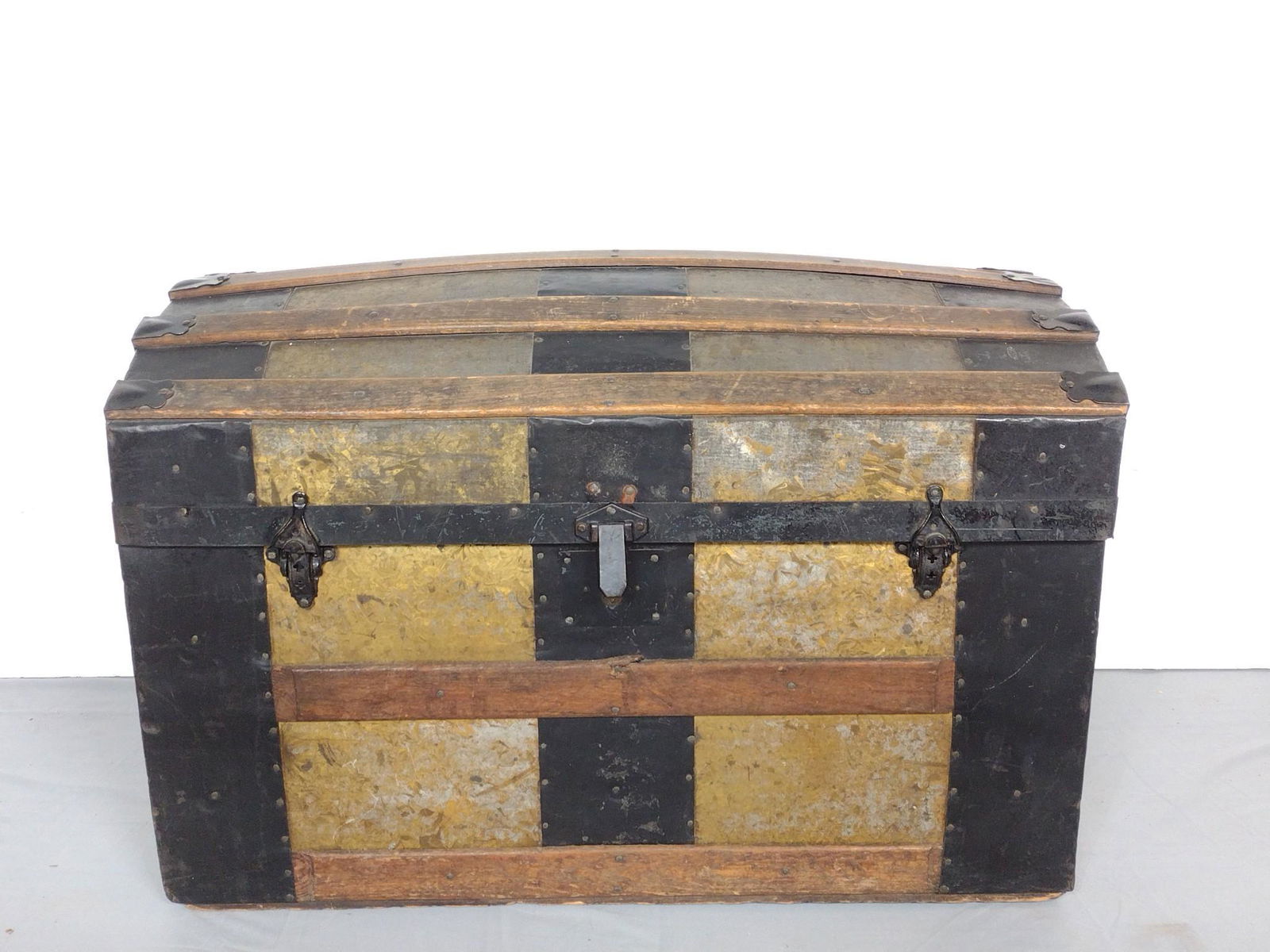 Barrel Top Steamer Trunk (1 of 6)