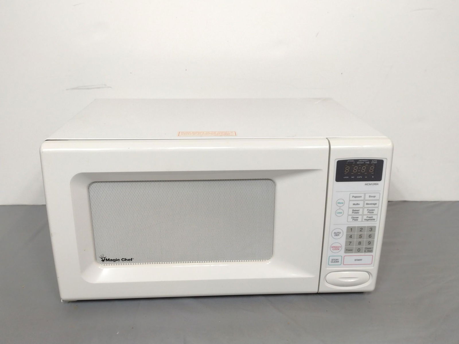 Magic Chef Microwave (1 of 4)