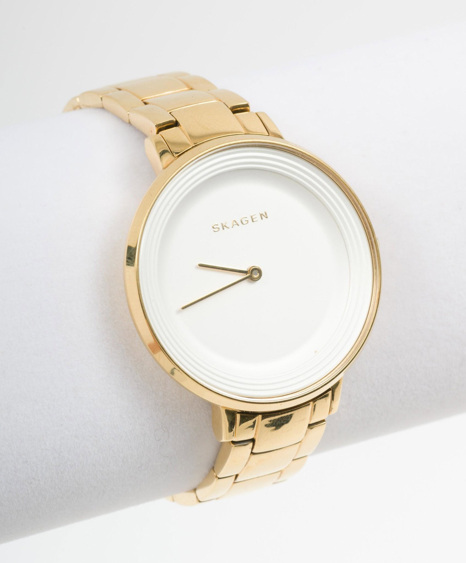 Gentleman's Skagen Wristwatch in OB: Quartz movement. Stainless steel case water resistant to 50 meters. Gold tone adjustable bracelet. With original box and booklet. 1-1/2" lug to lug. Running. Box with shelf wear including crack t