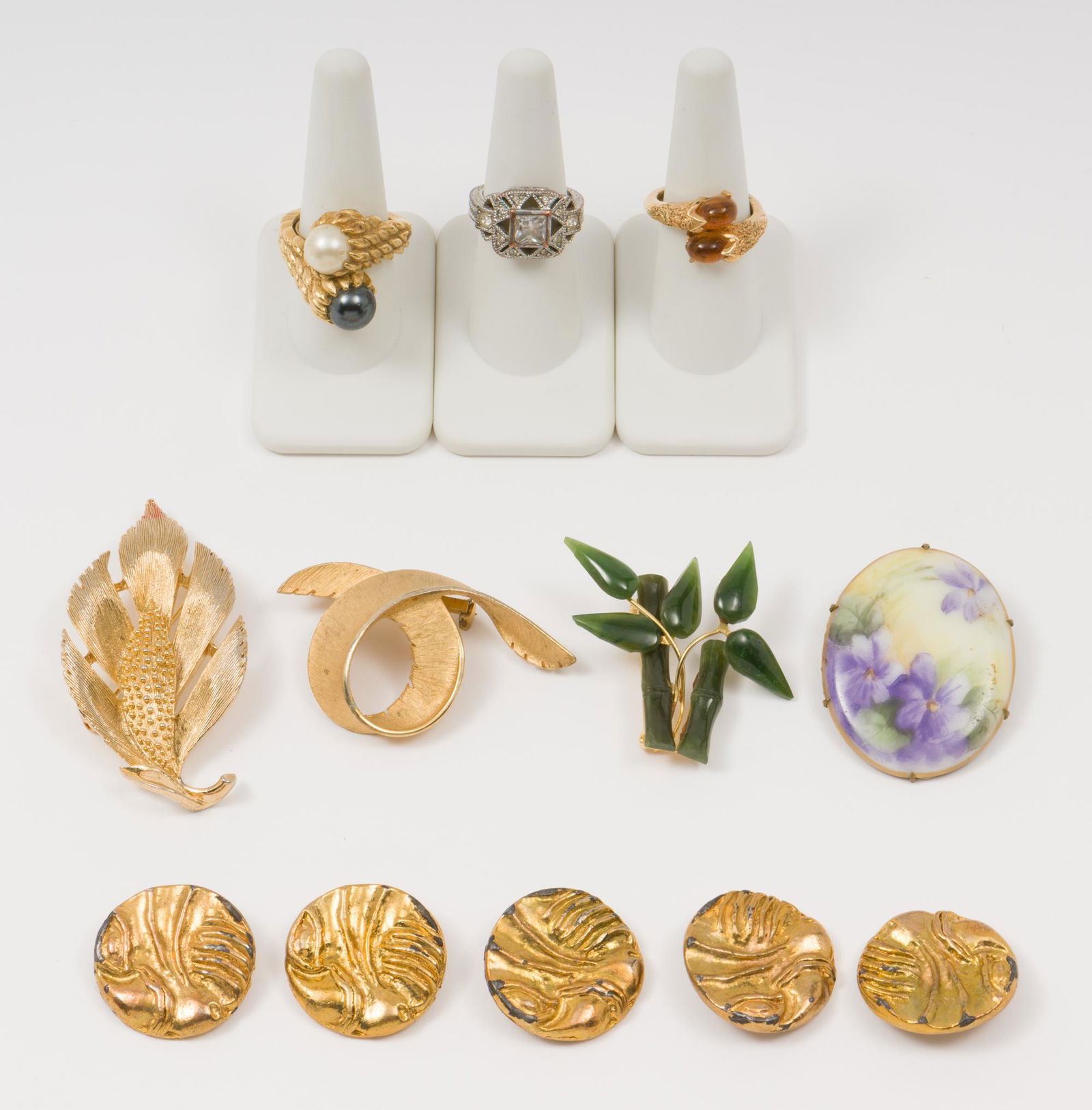 12 Pcs Vintage Jewelry Incl Trifari (1 of 19)