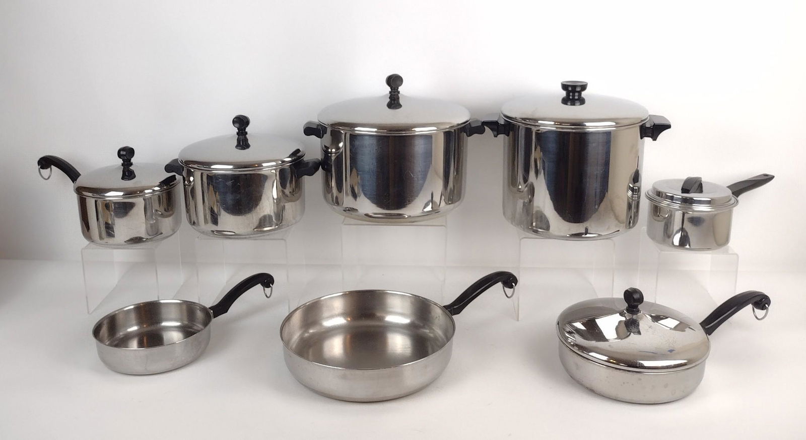 8 Pcs Faberware Cookware (1 of 3)