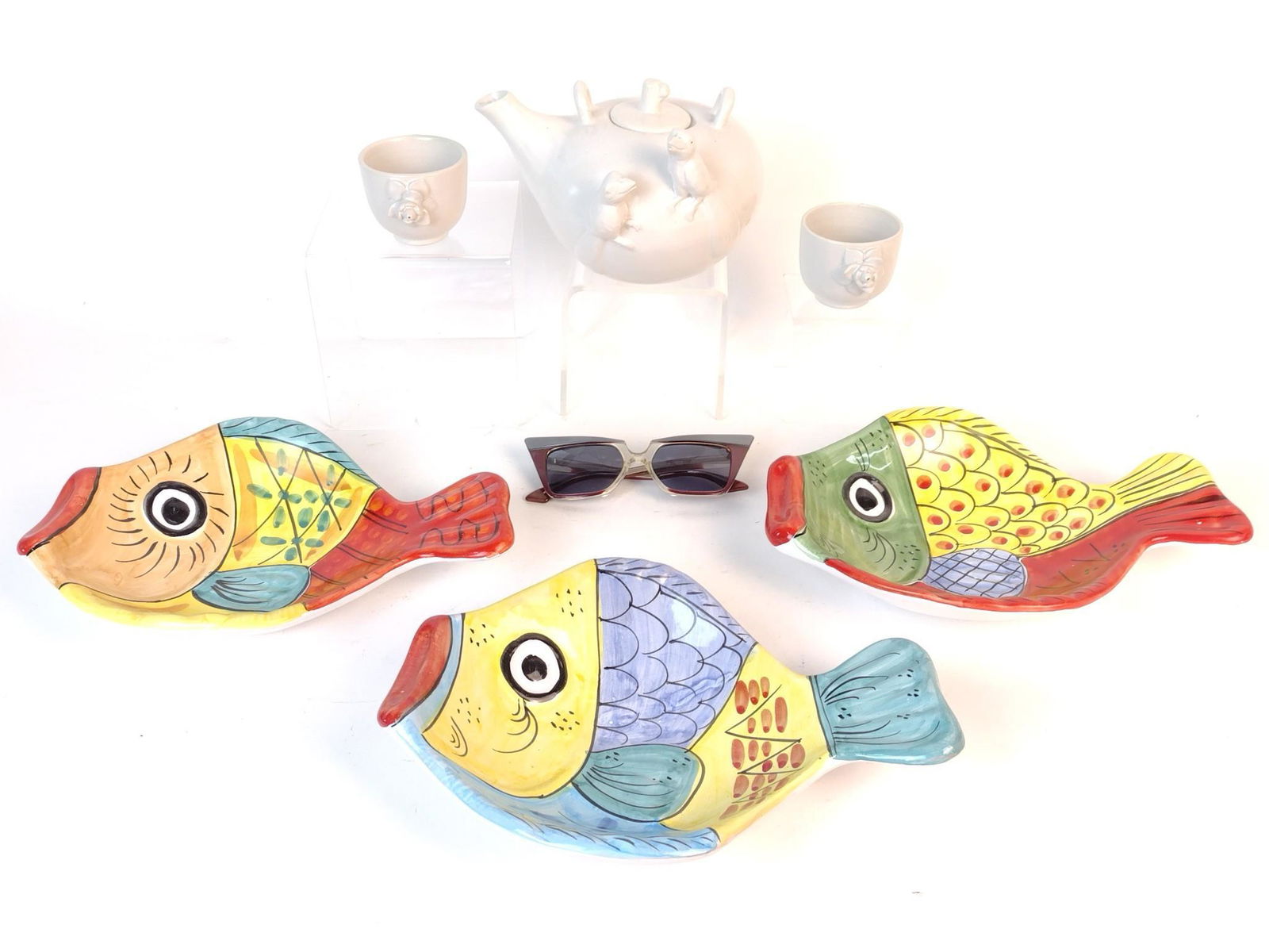Ceramics & Retro Glasses: Fish plates made in Italy. 10-1/2" wide. Tea pot and cups unmarked. 2" to 4-1/2" high. Glasses made in France. MG. IMPORTANT: Before bidding, please read the terms and conditions. When you registered
