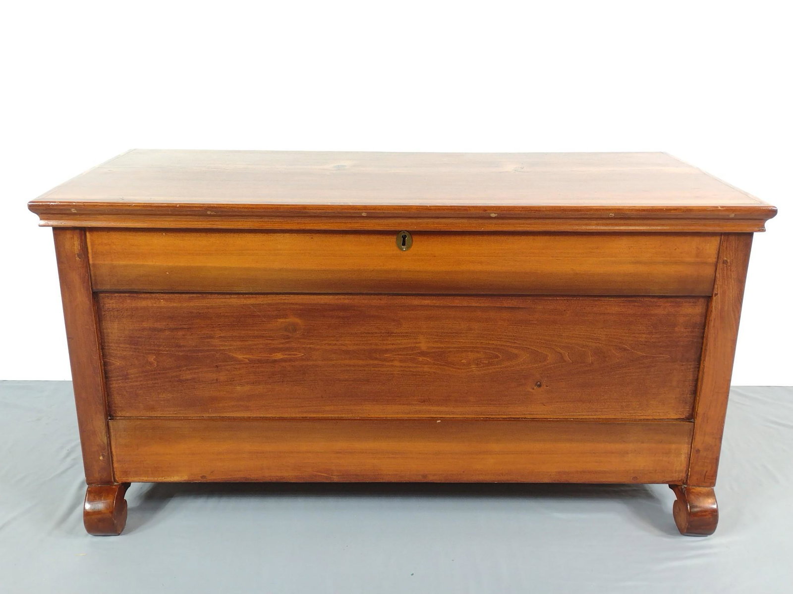 Blanket Chest: 40-1/2" wide X 19" deep X 21" high. Has a few light scratches. No manufactures name found. MG. IMPORTANT: Before bidding, please read the terms and conditions. When you registered for the auction you 