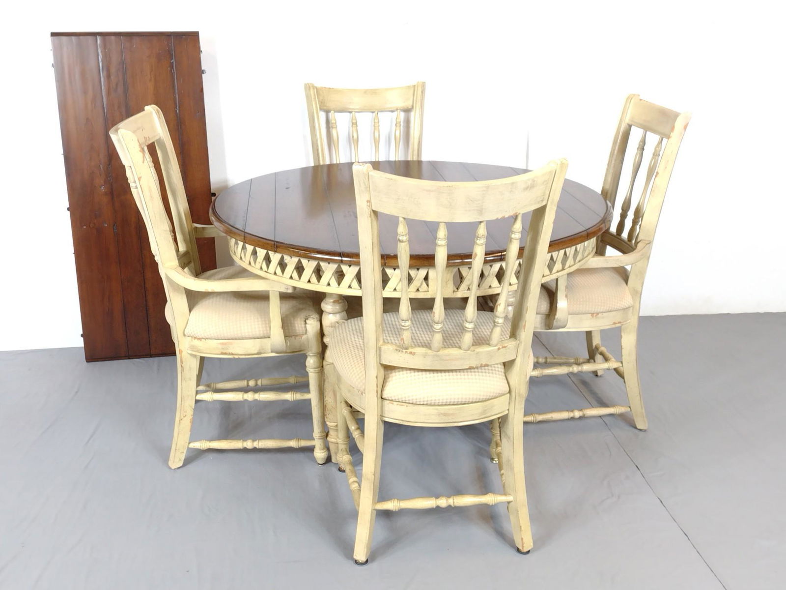 Round Dining Table With 1 Leaf & 4 Chairs (1 of 10)