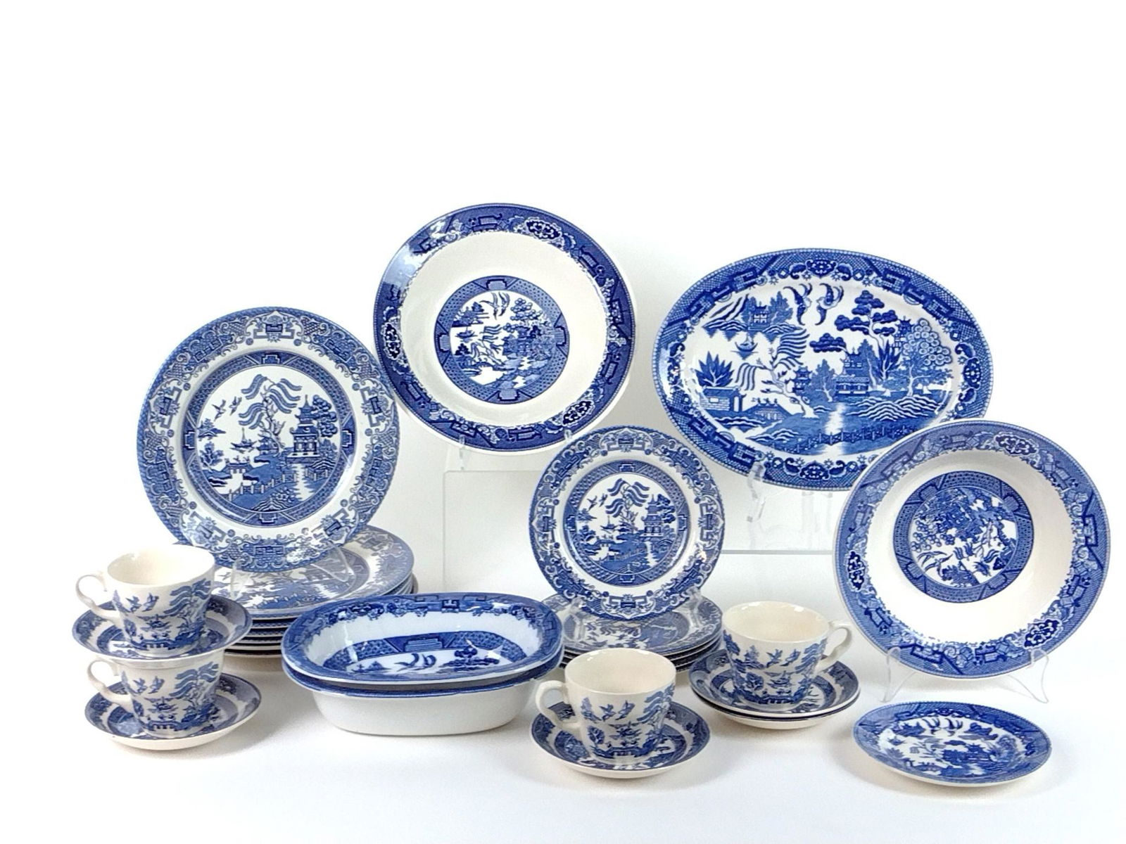 27 Pcs Johnson Bros Blue Willow Dinnerware (1 of 5)