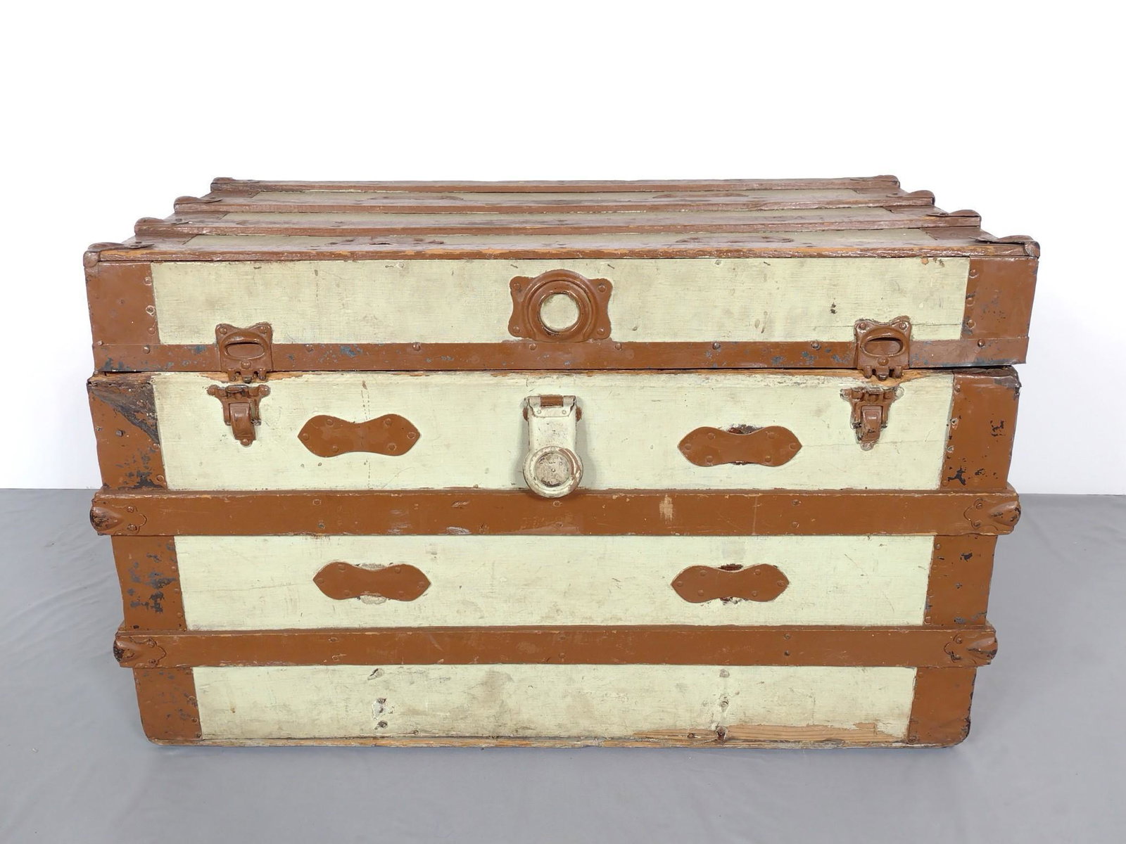 Steamer Trunk: 34-1/2" wide X 18-1/2" deep X 22" high. Missing insert. Has scratches and finish loss. MG. IMPORTANT: Before bidding, please read the terms and conditions. When you registered for the auction you agre